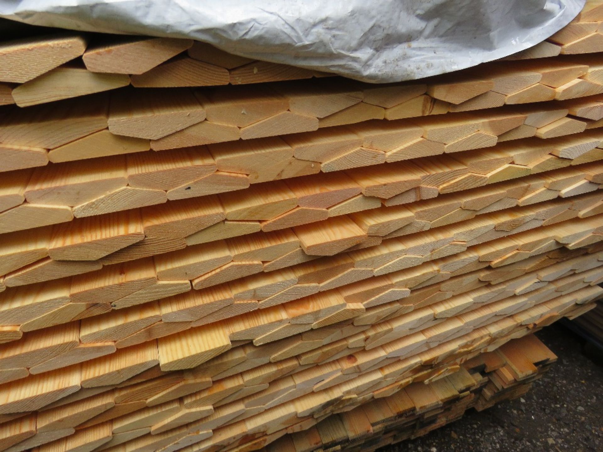 STACK CONTAINING 3 X PACKS OF ASSORTED UNTREATED VENETIAN SLATS, BOARDS AND RIDGE CAPS. 1.73-1.8M LE - Image 5 of 5
