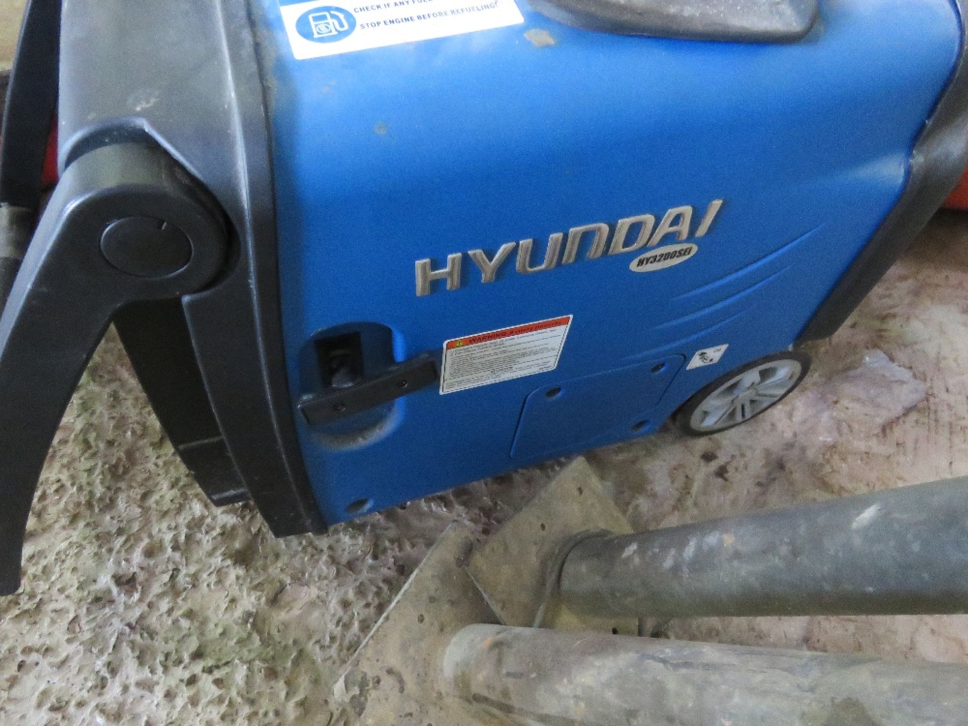 HYUNDAI H3200SEI CAMPING GENERATOR, LITTLE/UNUSED OVER LAST 2 YEARS. THIS LOT IS SOLD UNDER THE A - Image 3 of 6