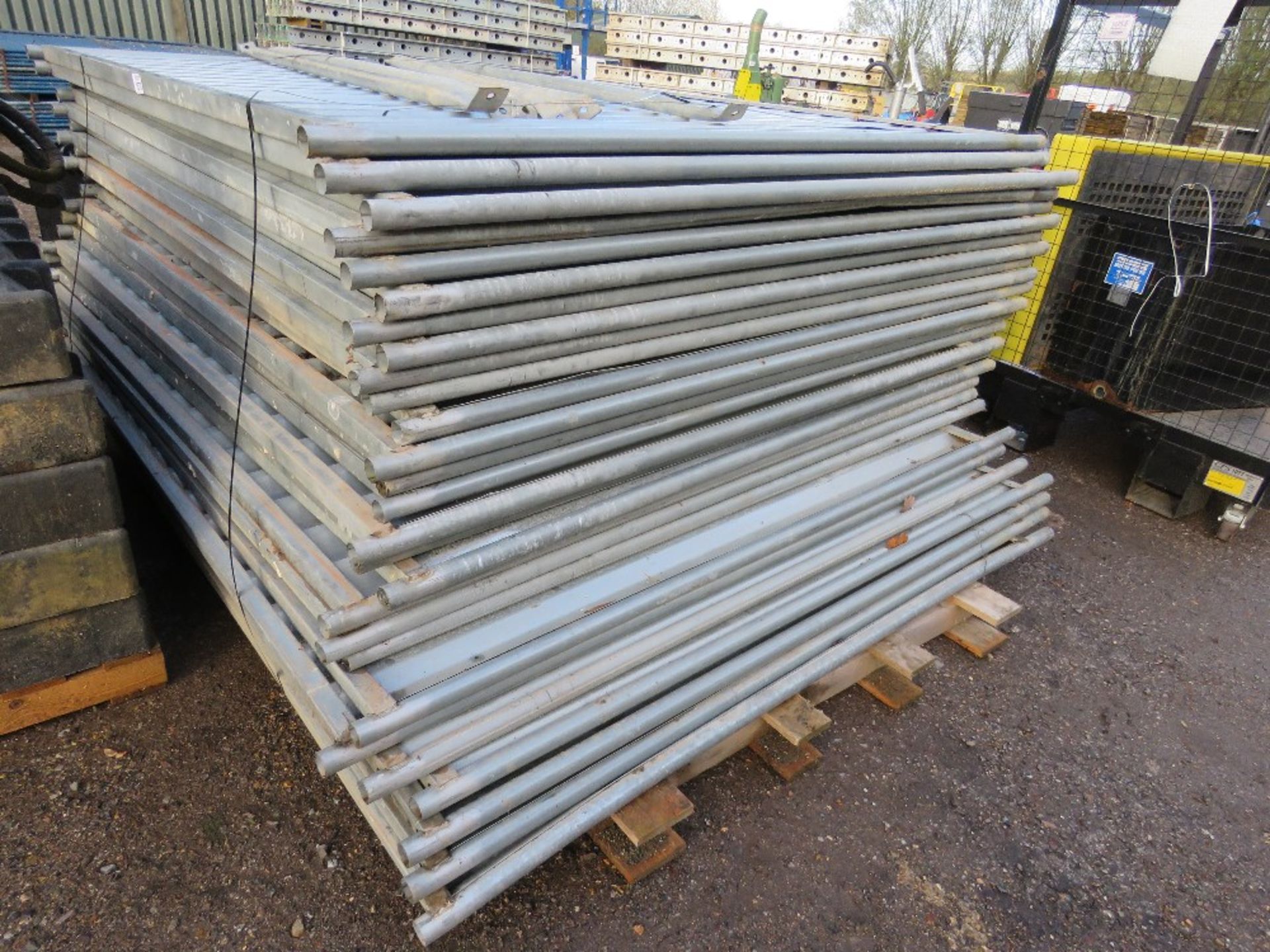 STACK OF 27NO SOLID SITE FENCE PANELS WITH A PALLET OF FEET, BUCKET OF CLIPS AND A FEW BRACE BARS. 6 - Image 5 of 8