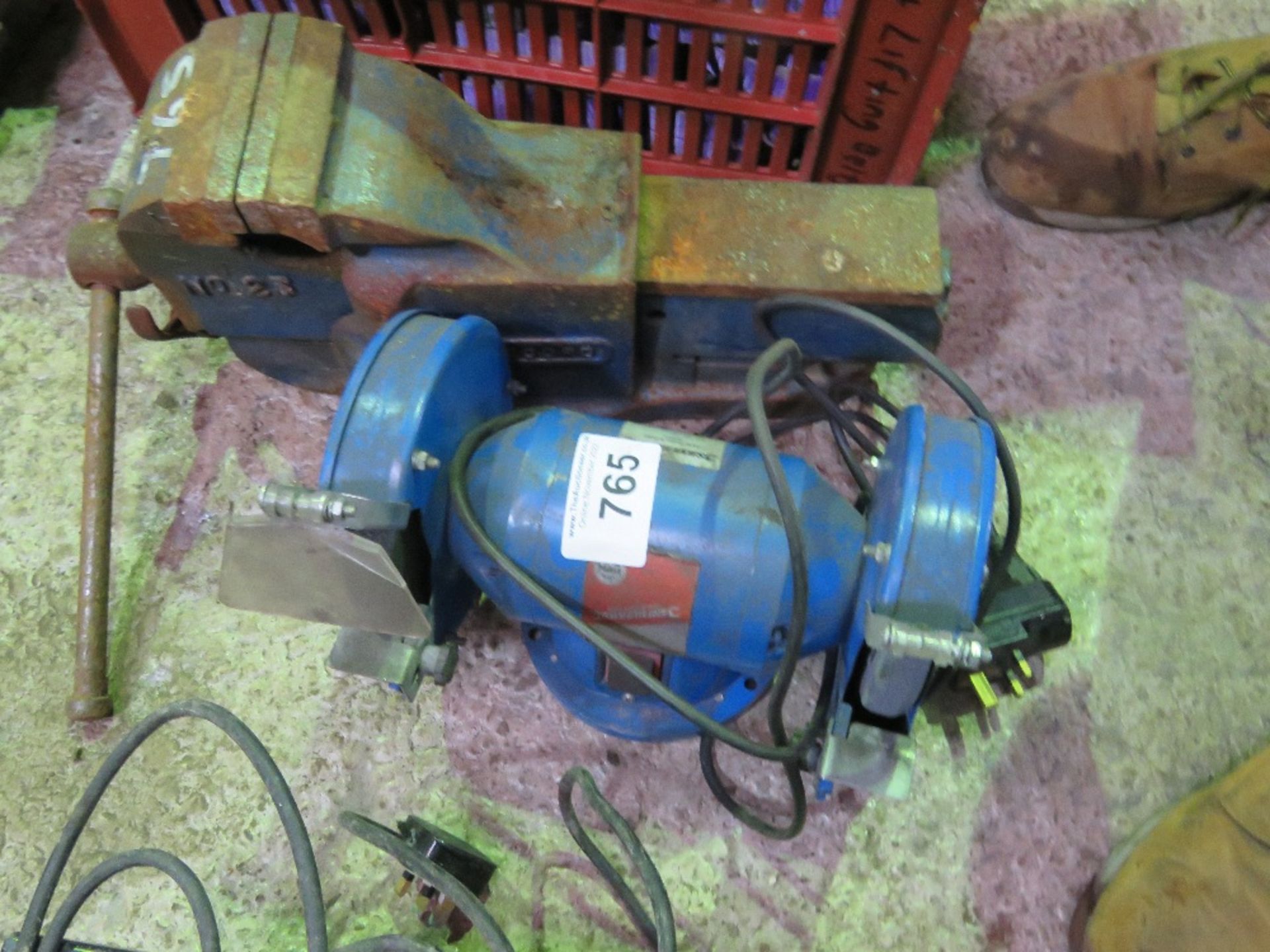 BENCH VICE AND BENCH GRINDER. THIS LOT IS SOLD UNDER THE AUCTIONEERS MARGIN SCHEME, THEREFORE NO - Image 2 of 2