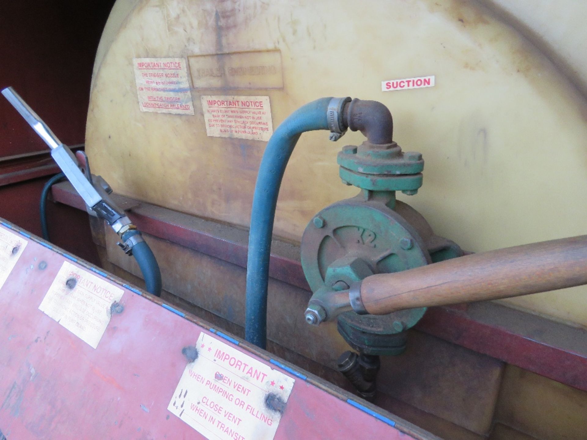 TRAILER ENGINEERING 500 GALLON SINGLE AXLED BUNDED DIESEL BOWSER WITH HAND PUMP, HOSE AND GUN. PN:FB - Image 3 of 4