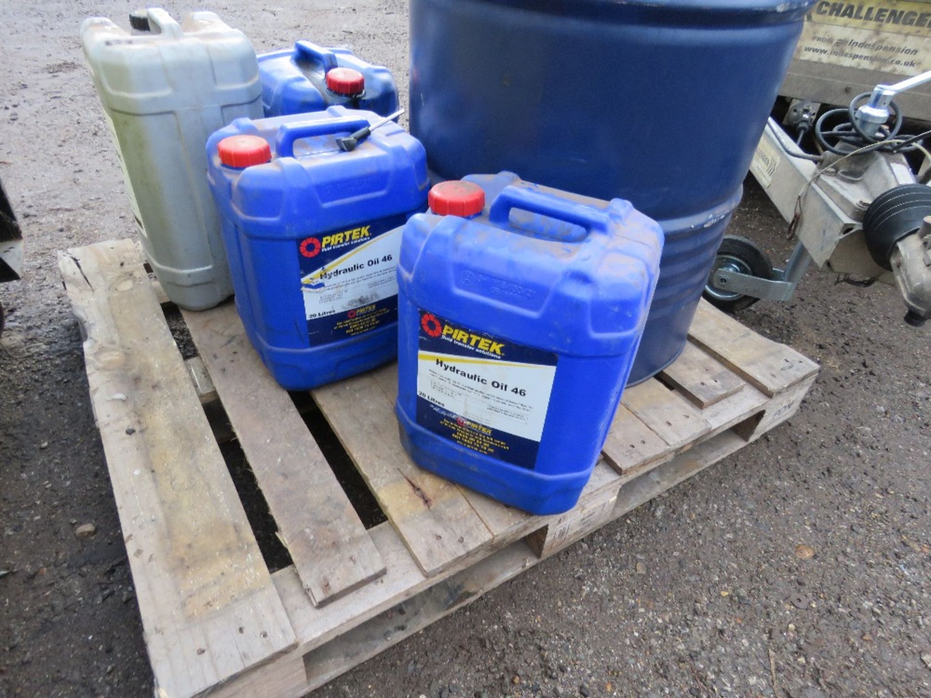 PALLET OF MIXED OILS, BELIEVED TO BE HYDRAULIC TYPE. DRUM APPEARS 1/2- 3/4 FULL APPROX. - Image 2 of 3