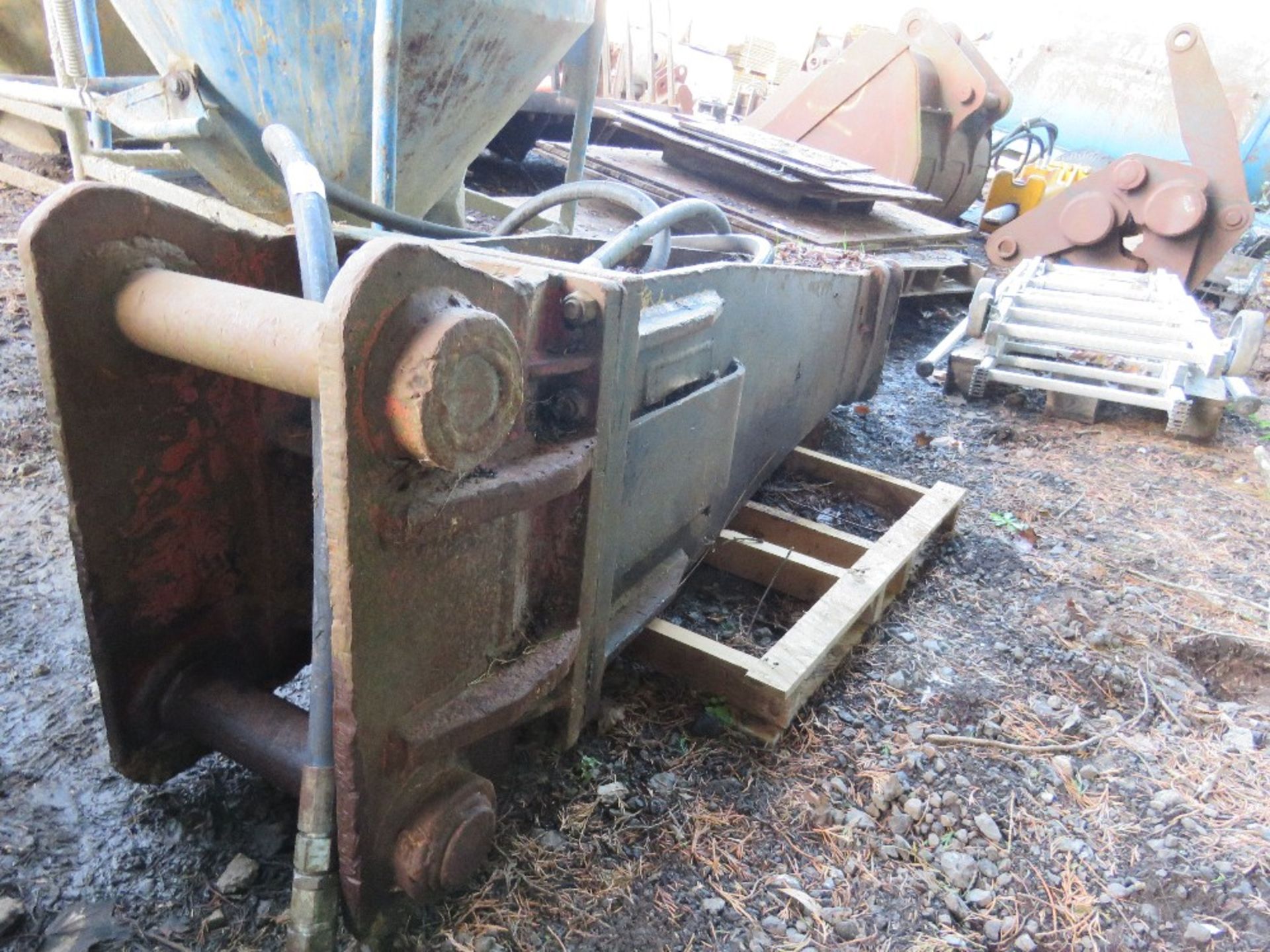 LARGE EXCAVATOR BREAKER ON 80MM PINS. - Image 2 of 3