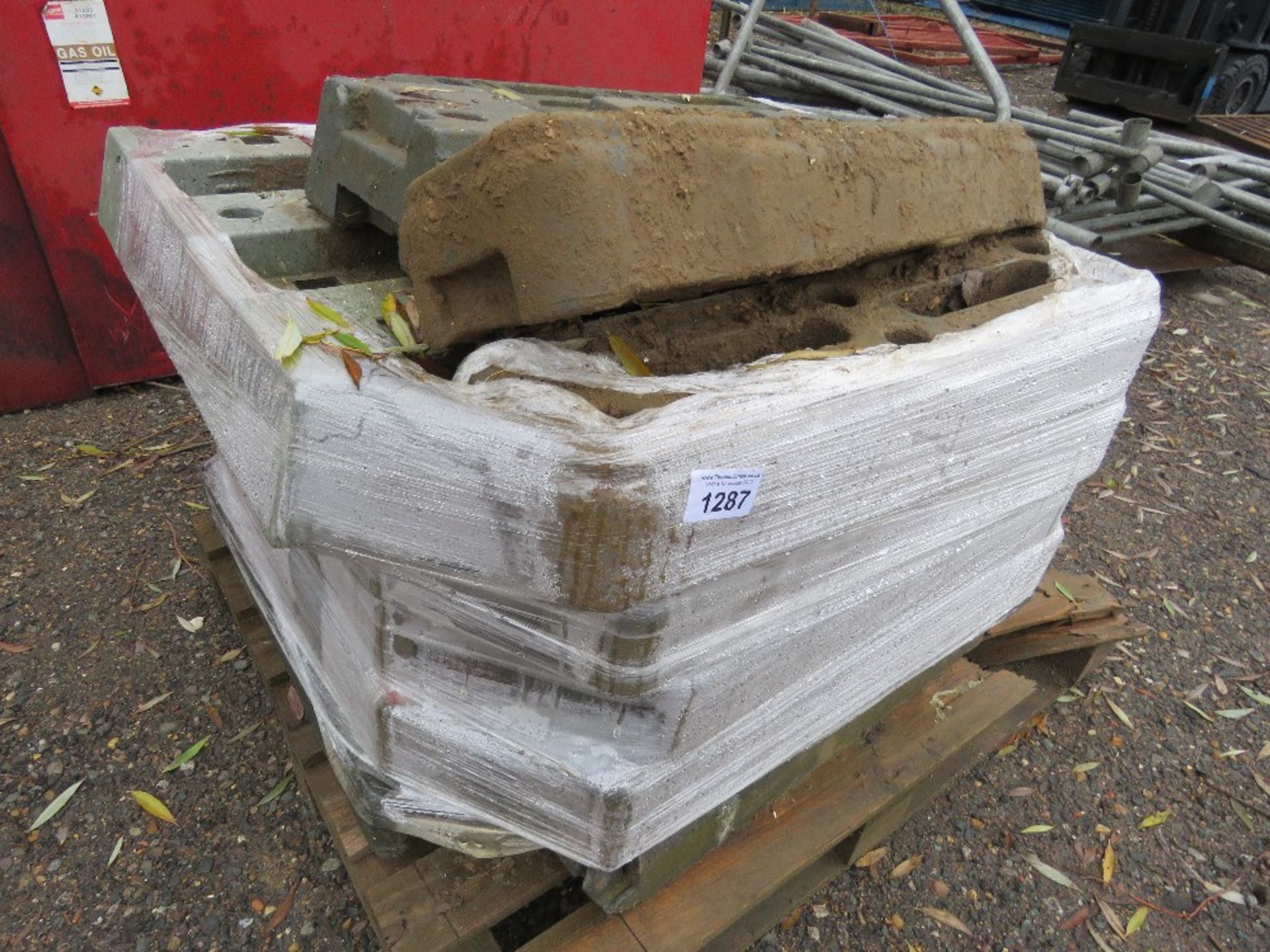 1 X PALLET OF HERAS TYPE TEMPORARY FENCE BASES / FEET. THIS LOT IS SOLD UNDER THE AUCTIONEERS MAR - Image 2 of 3