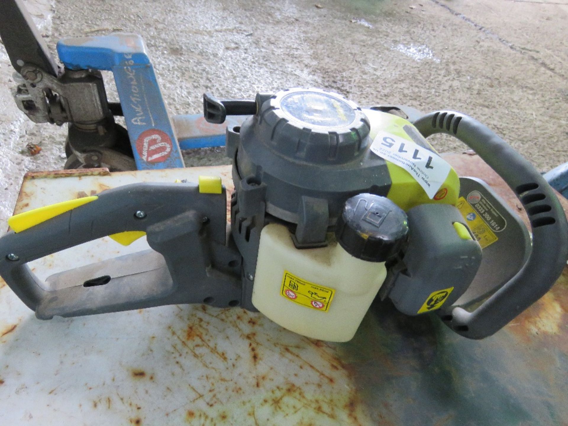 CHALLENGE PETROL HEDGE CUTTER. OWNER RETIRING. THIS LOT IS SOLD UNDER THE AUCTIONEERS MARGIN SCHE - Image 3 of 5