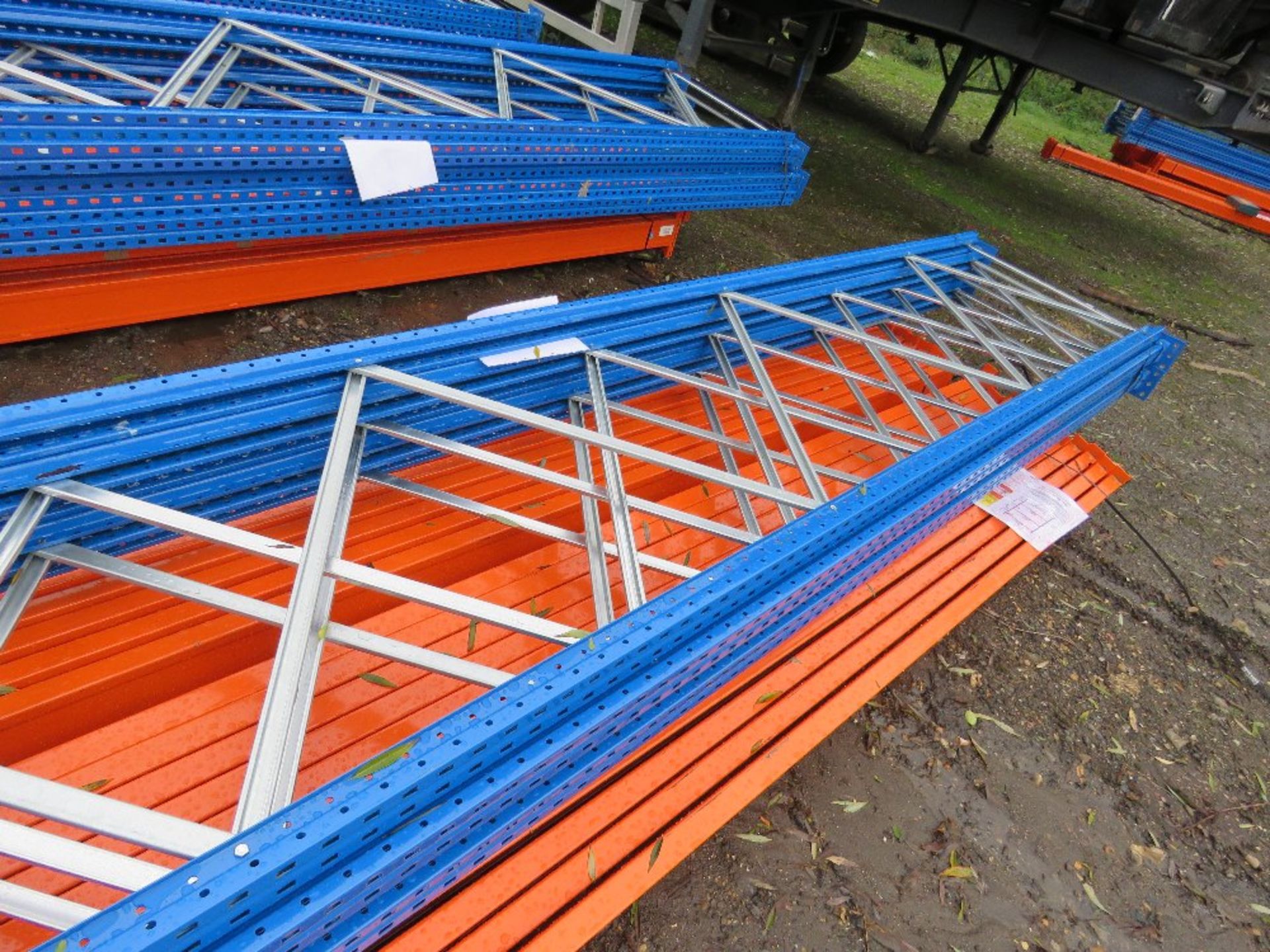 HEAVY DUTY PALLET RACKING: 5 X UPRIGHTS @ 5M HEIGHT WITH A WIDTH OF 0.9M, PLUS 24NO BEAMS @ 3.9M LEN - Image 3 of 6