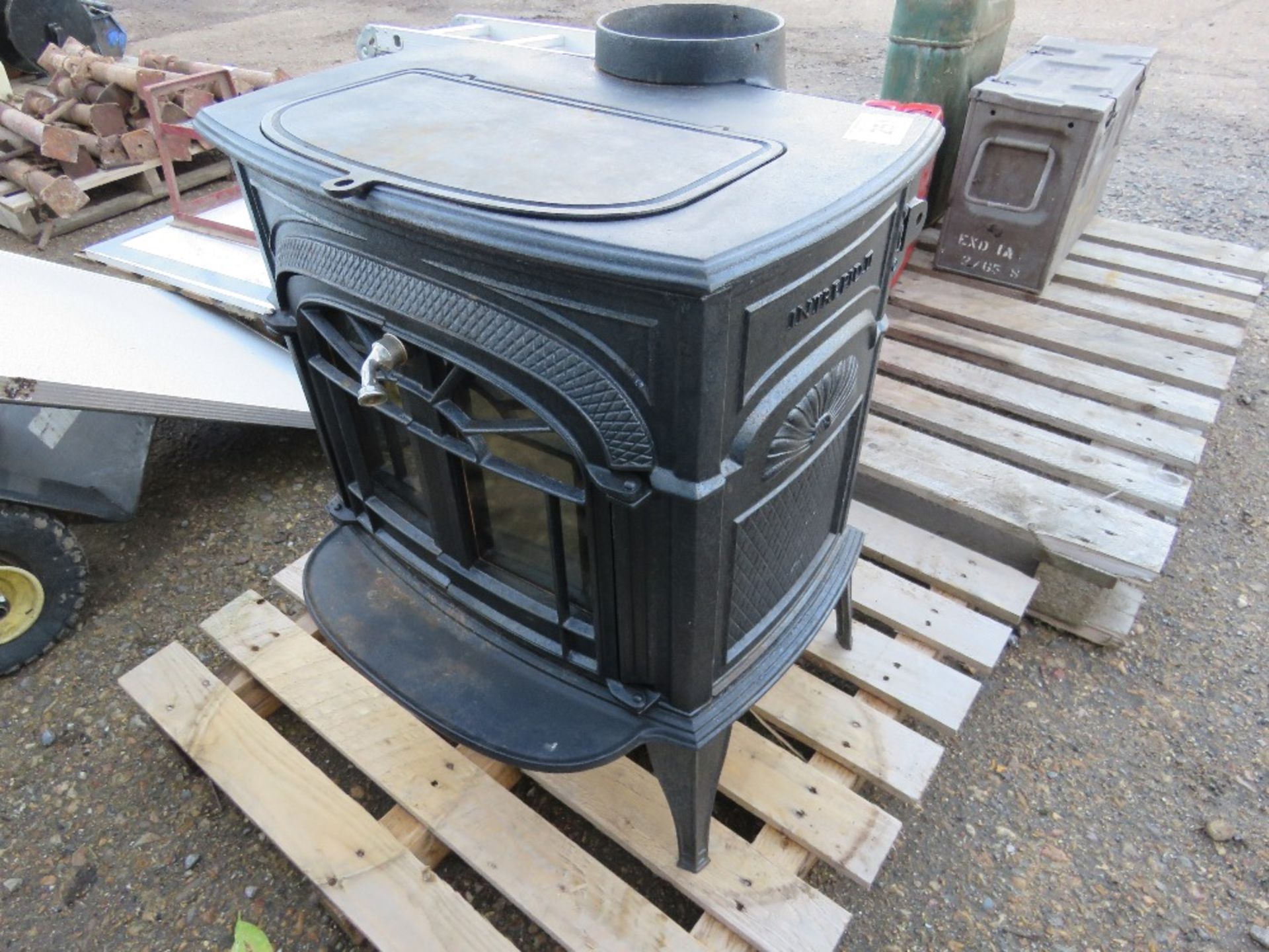 CAST IRON WOOD BURNING STOVE. THIS LOT IS SOLD UNDER THE AUCTIONEERS MARGIN SCHEME, THEREFORE NO