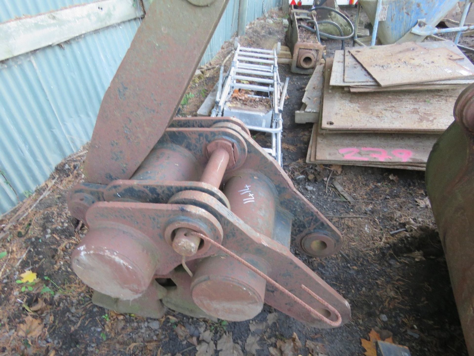 EXCAVATOR GRAPPLE ON 80MM PINS. EXCAVATOR MOUNTED CONCRETE MUNCHER JAWS ON 80MM PINS. - Image 4 of 5