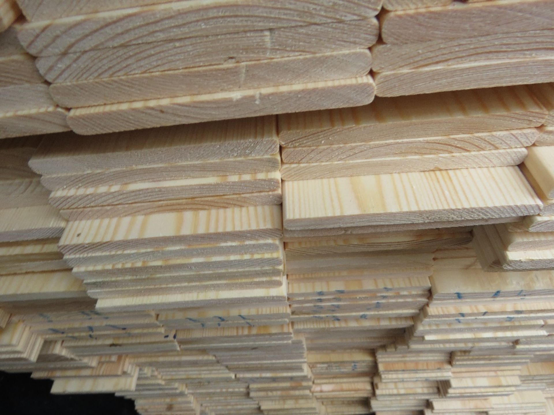 LARGE PACK OF UNTREATED HIT AND MISS TIMBER CLADDING BOARDS. 1.75M LENGTH X 95MM WIDTH APPROX. - Image 2 of 2