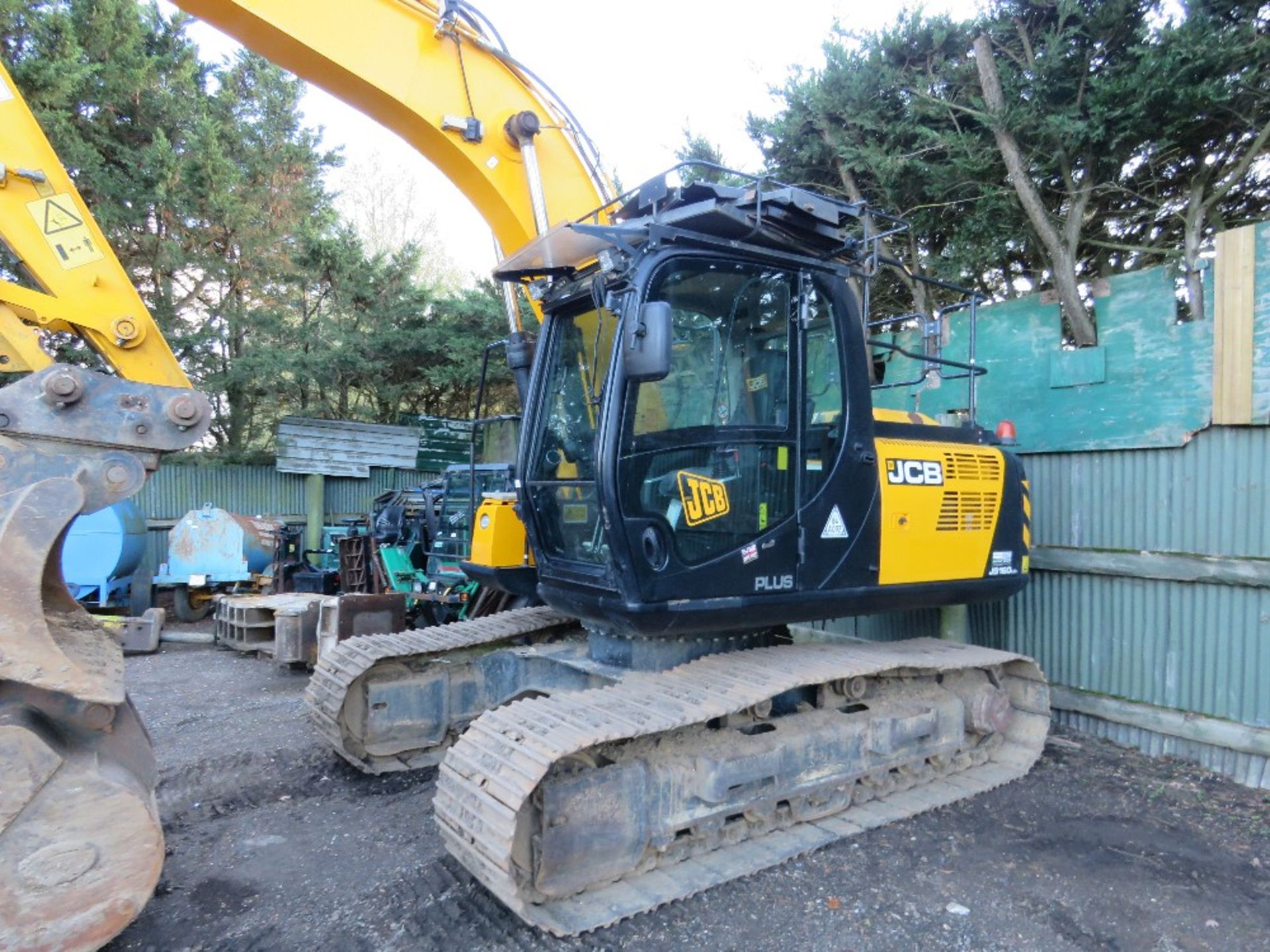 JCB JS160LC+ TRACKED EXCAVATOR YEAR 2016 BUILD. 18,180KG OPERATING MASS. WITH 2 X BUCKETS (GRADING A - Image 2 of 15