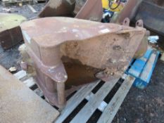 1 X EXCAVATOR BUCKET ON 45MM PINS/ QH BRACKET. 24" WIDTH APPROX.