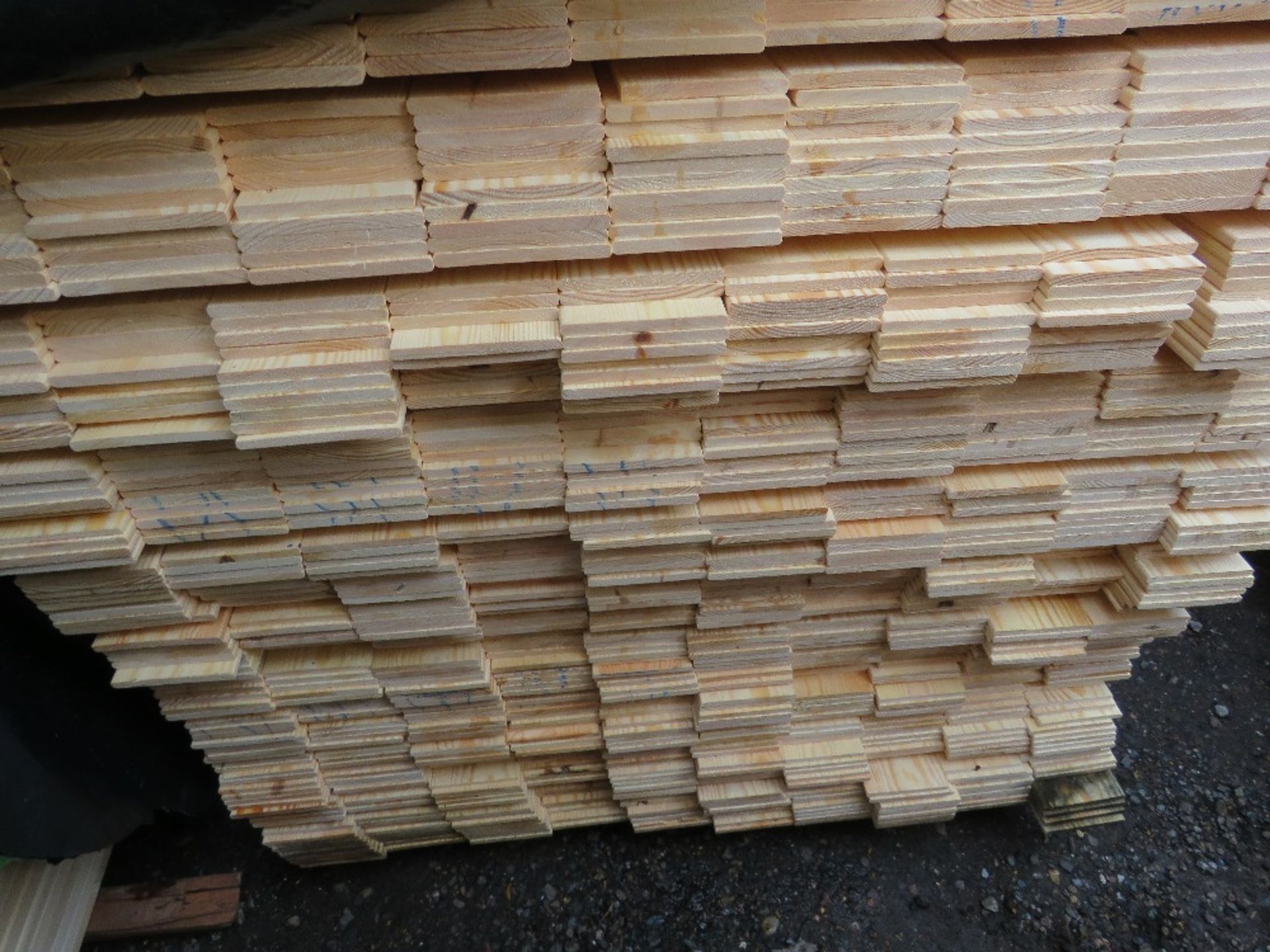 LARGE PACK OF UNTREATED HIT AND MISS TIMBER CLADDING BOARDS. 1.75M LENGTH X 95MM WIDTH APPROX.