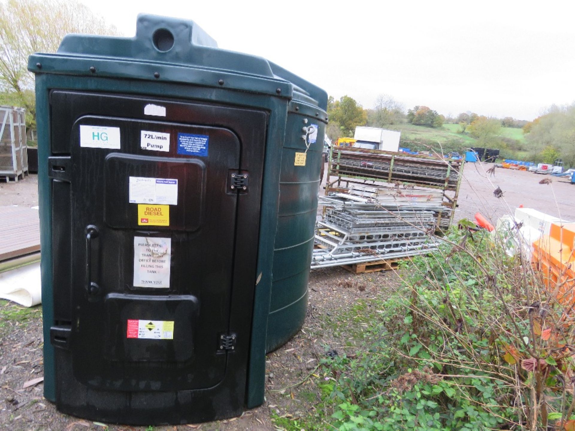 HARLEQUIN 5000FS FUEL STATION BUNDED TANK WITH 240VOLT PUMP. PREVIOUSLY USED FOR WHITE DIESEL. DIR - Image 2 of 9