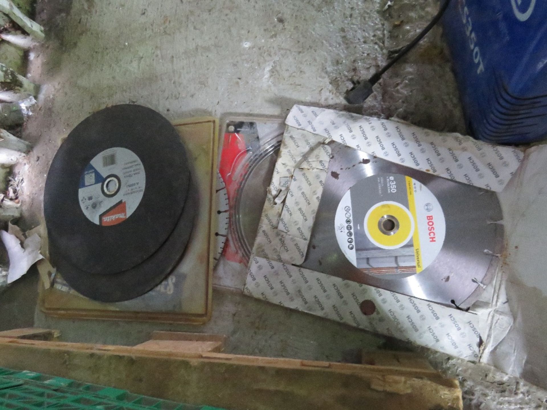 3 X SAW BLADES PLUS SOME DISCS, SOURCED FROM COMPANY LIQUIDATION. THIS LOT IS SOLD UNDER THE AUCT - Image 2 of 2