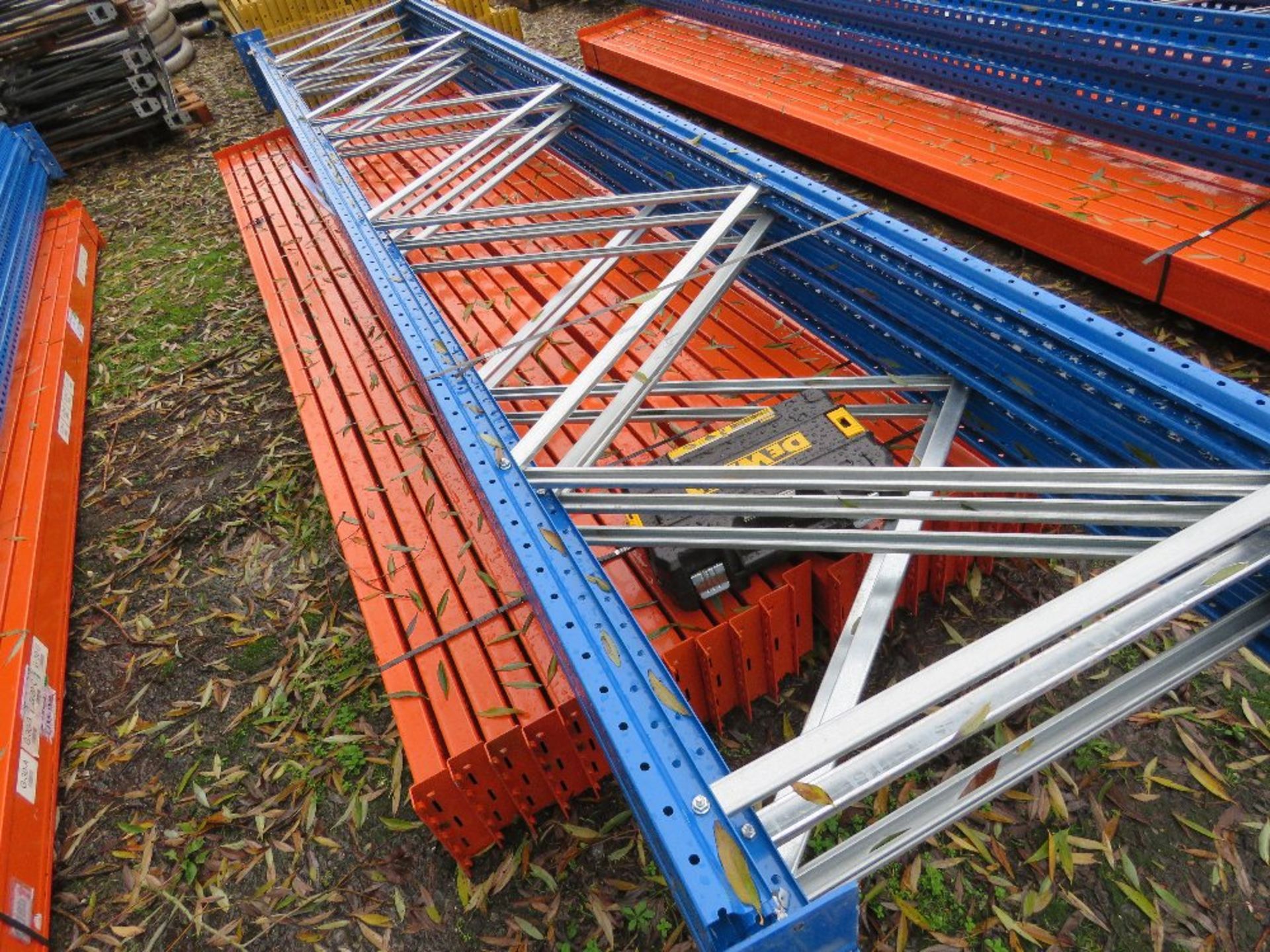 HEAVY DUTY PALLET RACKING: 5 X UPRIGHTS @ 5M HEIGHT WITH A WIDTH OF 0.9M, PLUS 24NO BEAMS @ 3.9M LEN - Image 2 of 6