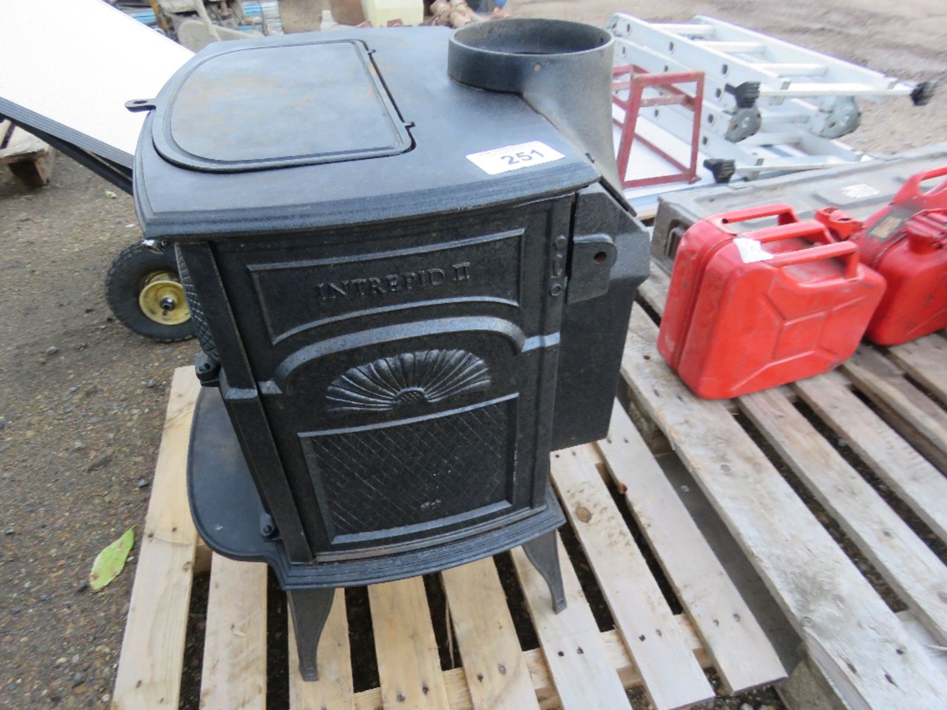 CAST IRON WOOD BURNING STOVE. THIS LOT IS SOLD UNDER THE AUCTIONEERS MARGIN SCHEME, THEREFORE NO - Image 2 of 3