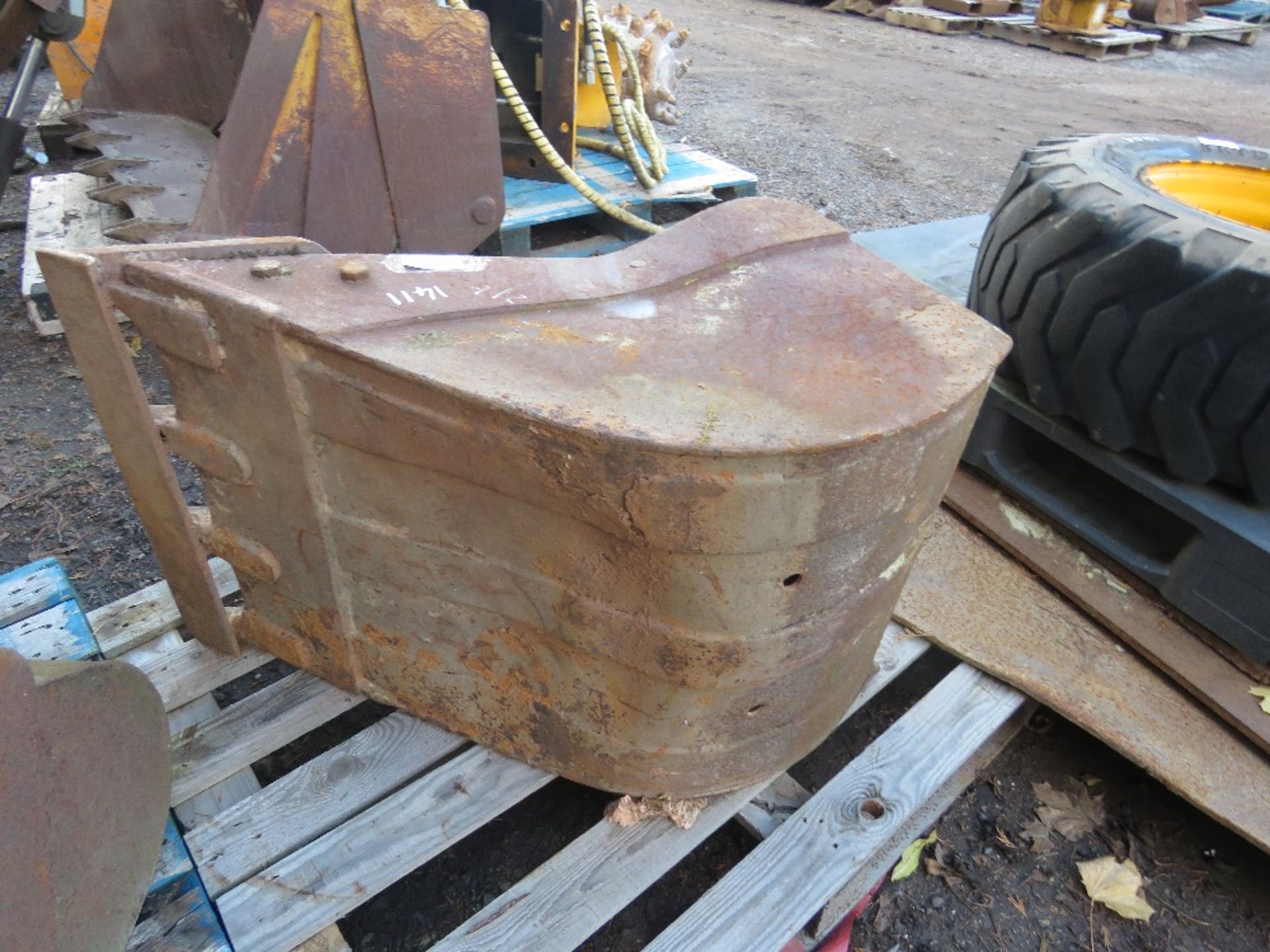 1 X EXCAVATOR BUCKET ON 45MM PINS/ QH BRACKET. 24" WIDTH APPROX. - Image 2 of 2