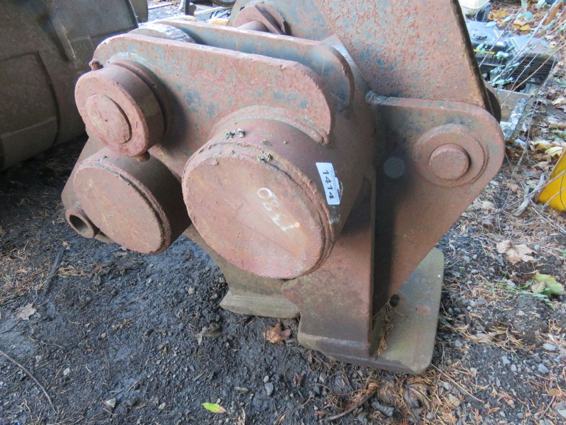 EXCAVATOR GRAPPLE ON 80MM PINS. EXCAVATOR MOUNTED CONCRETE MUNCHER JAWS ON 80MM PINS. - Image 2 of 5