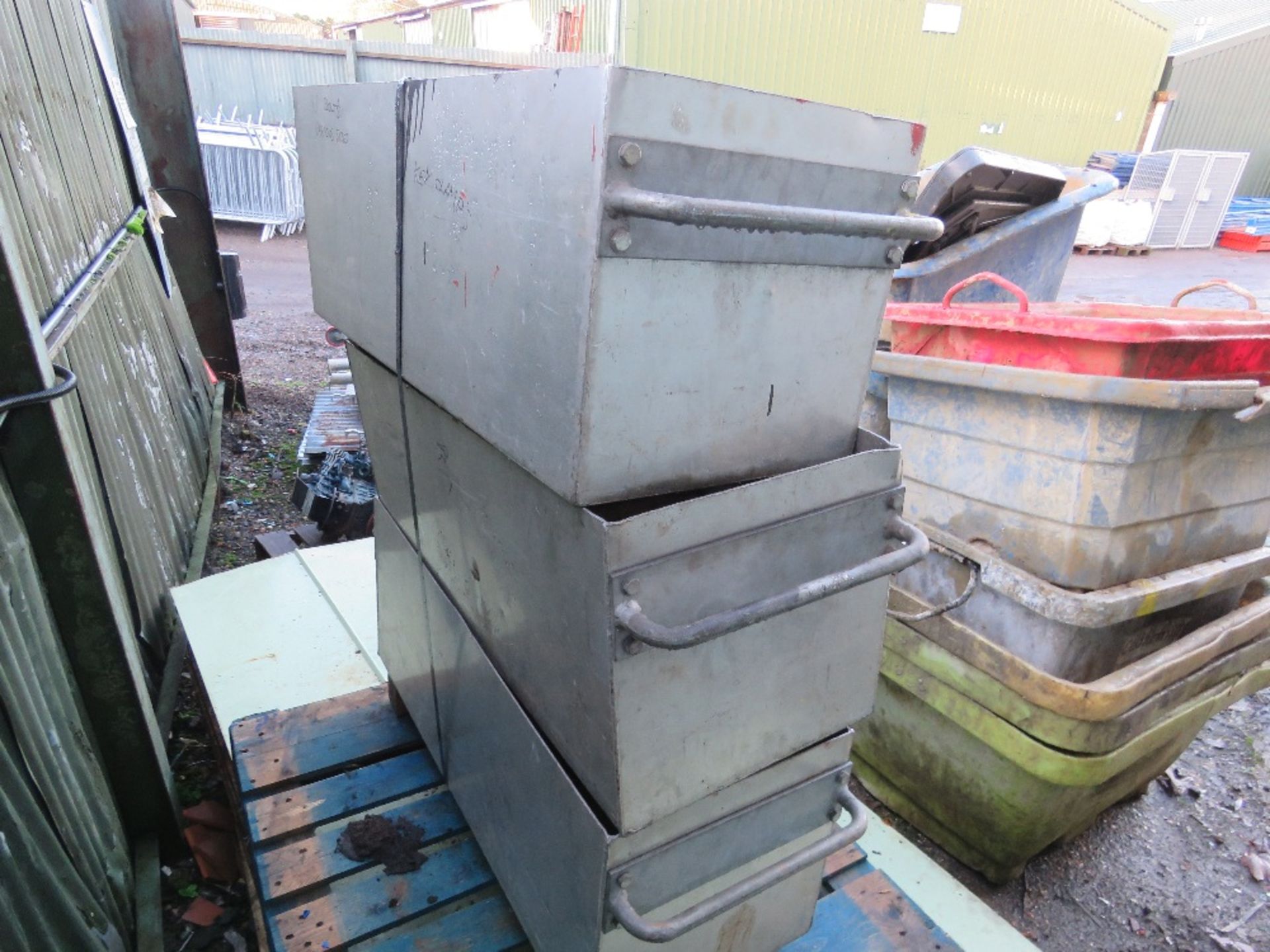 3 X ALUMINIUM PARTS BINS. THIS LOT IS SOLD UNDER THE AUCTIONEERS MARGIN SCHEME, THEREFORE NO VAT - Image 3 of 4