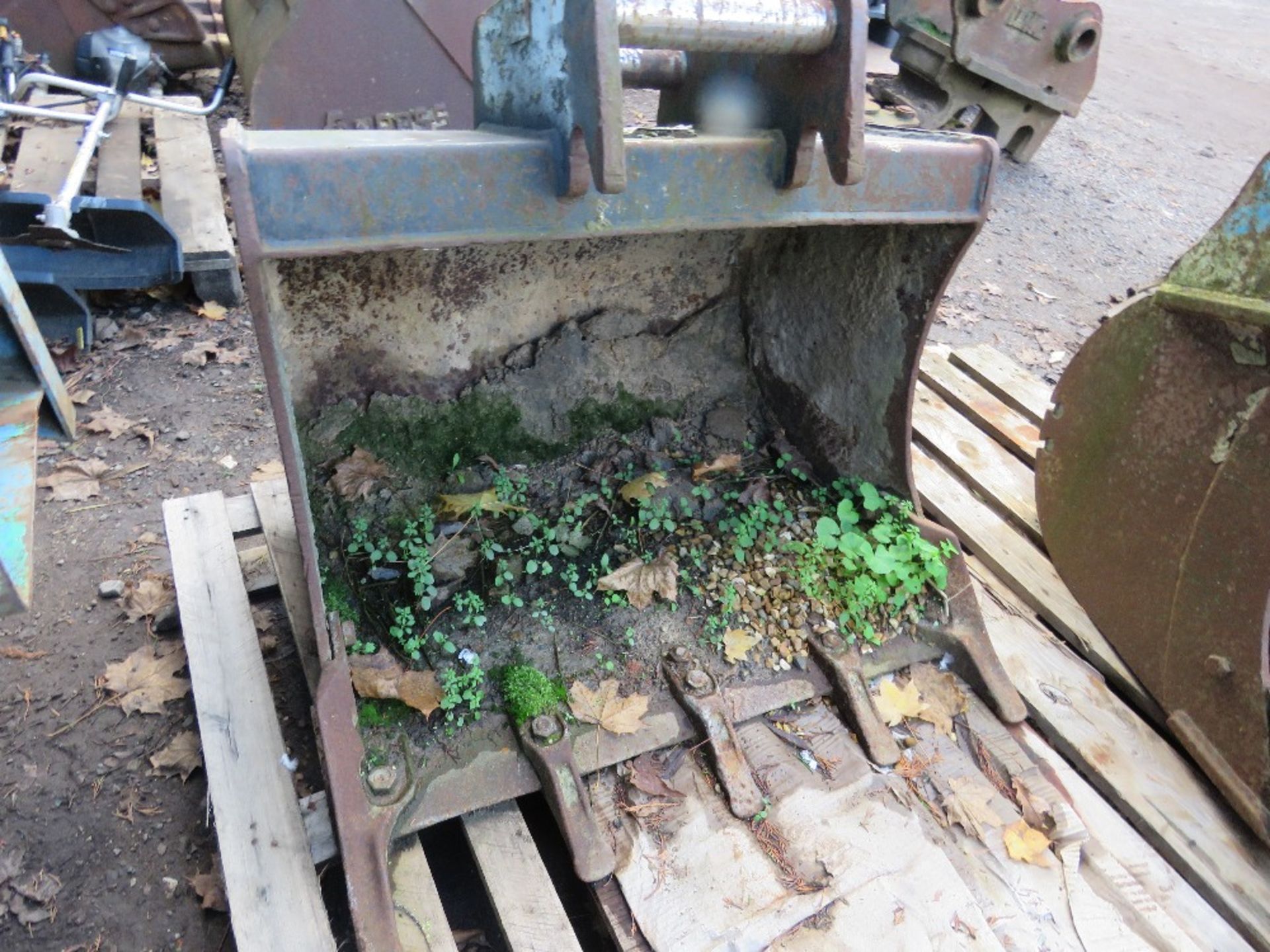 EXCAVATOR BUCKET, 8 TONNE RATED, 50MM PINS, 900MM WIDTH APPROX. THIS LOT IS SOLD UNDER THE AUCTIO