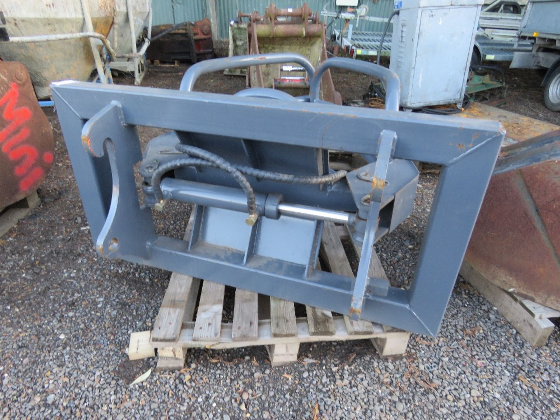 WRAPPED BALE SQUEEZE ATTACHMENT FOR TRACTOR FOREND LOADER OF FORKLIFT/TELHANDLER, UNUSED. - Image 2 of 3