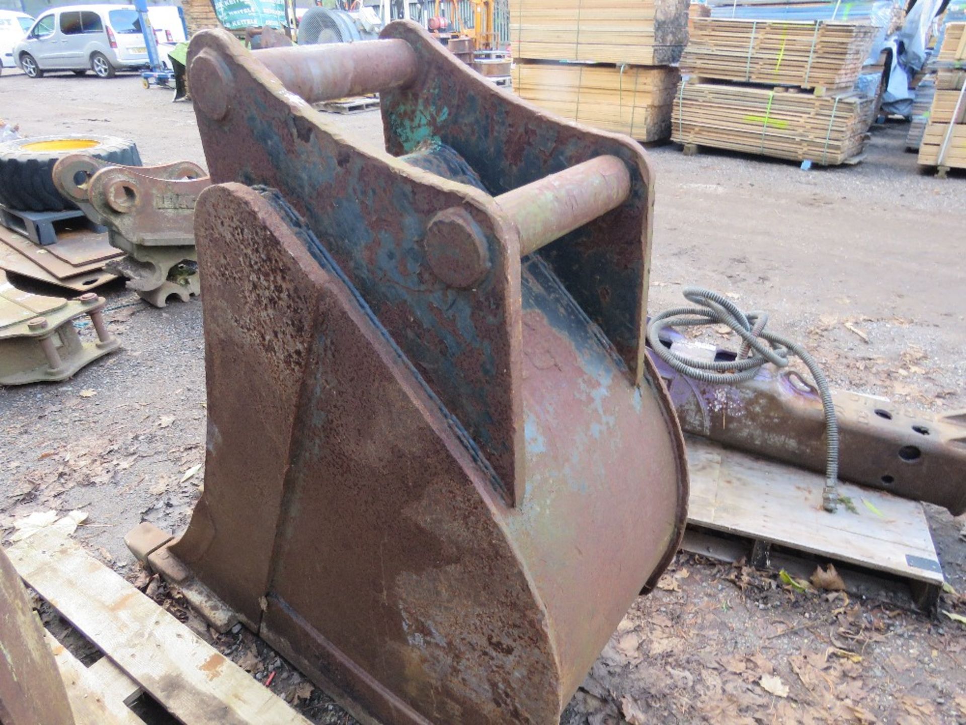 2FT WIDE EXCAVATOR BUCKET ON 80MM PINS. THIS LOT IS SOLD UNDER THE AUCTIONEERS MARGIN SCHEME, THEREF - Image 2 of 2