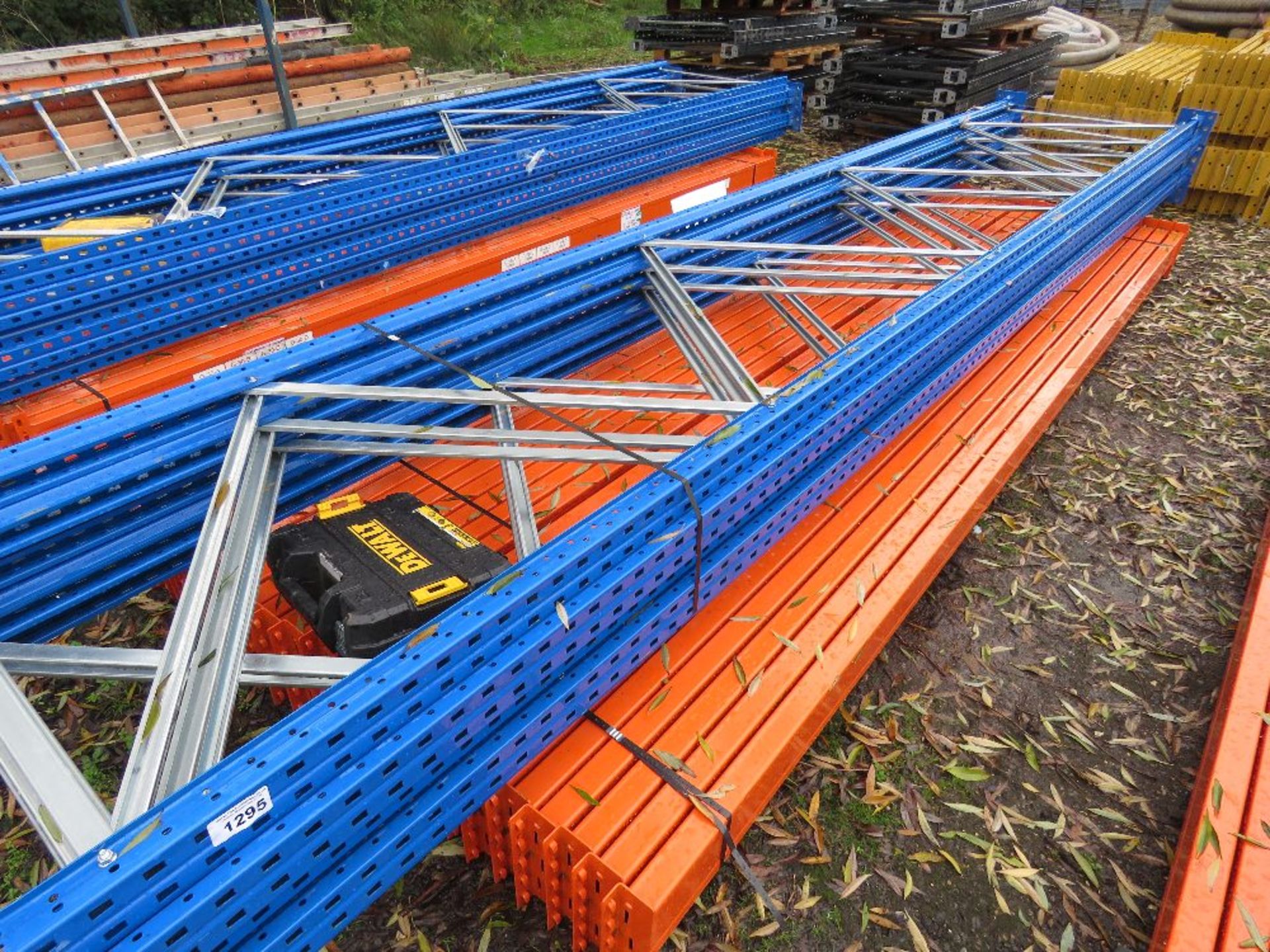 HEAVY DUTY PALLET RACKING: 5 X UPRIGHTS @ 5M HEIGHT WITH A WIDTH OF 0.9M, PLUS 24NO BEAMS @ 3.9M LEN