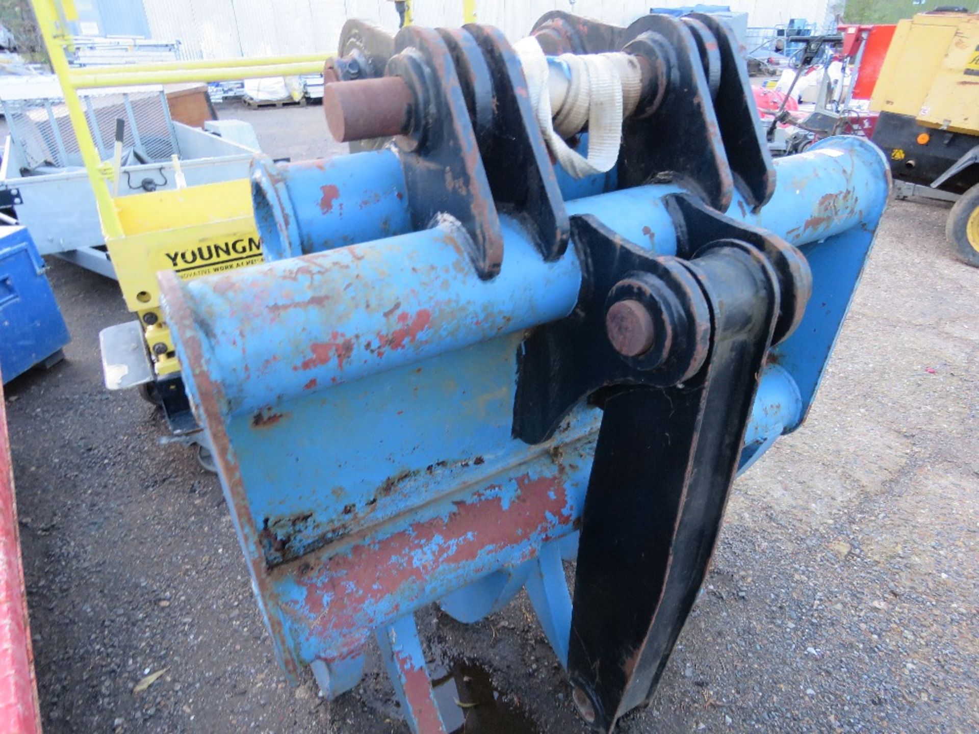 LARGE GRAPPLE ON 80MM PINS, APPEARS UNUSED/LITTLE USED. LOT LOCATION: THE STONDON HALL SALEGROUND, - Image 3 of 4