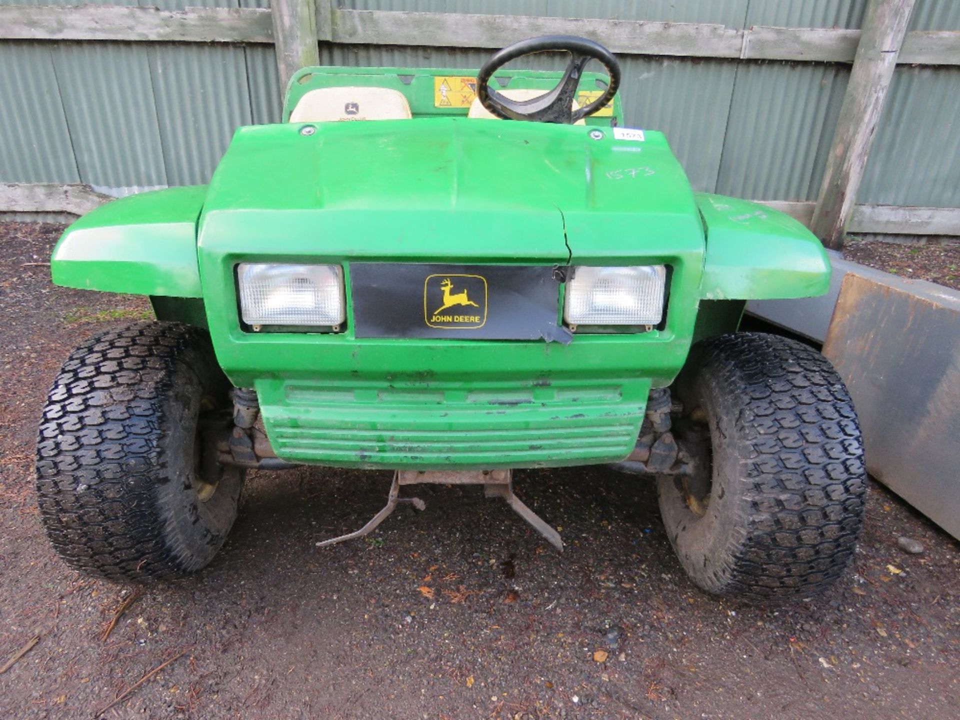 JOHN DEERE 6 WHEEL GATOR RTV, DIESEL. WHEN TESTED WAS SEEN TO DRIVE AND STEER, BRAKES POOR/NEED ADJU - Image 3 of 8