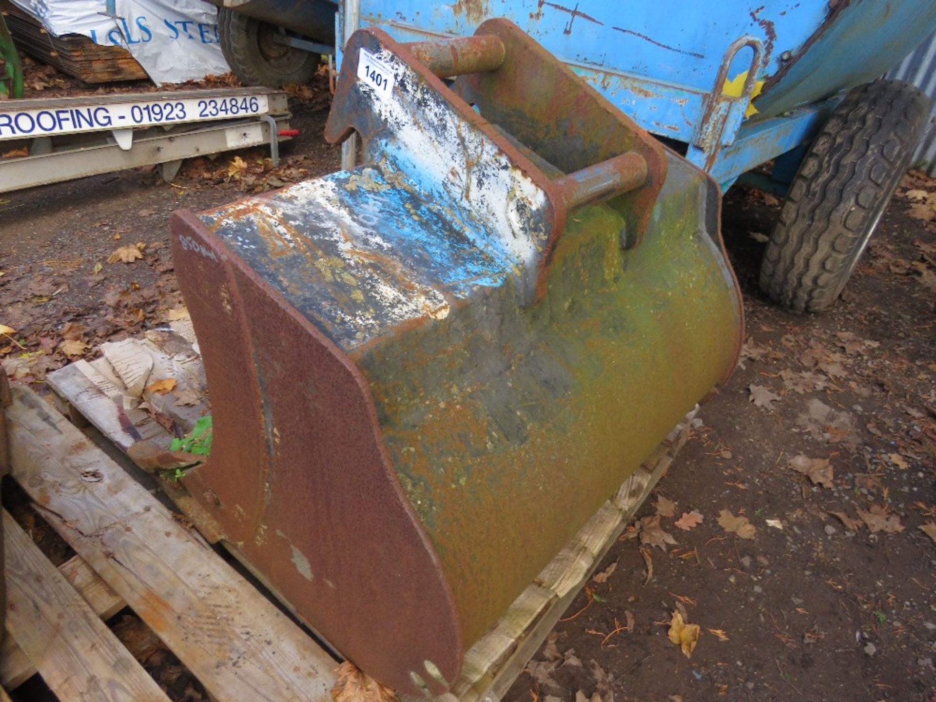 EXCAVATOR BUCKET, 8 TONNE RATED, 50MM PINS, 900MM WIDTH APPROX. THIS LOT IS SOLD UNDER THE AUCTIO - Image 2 of 2
