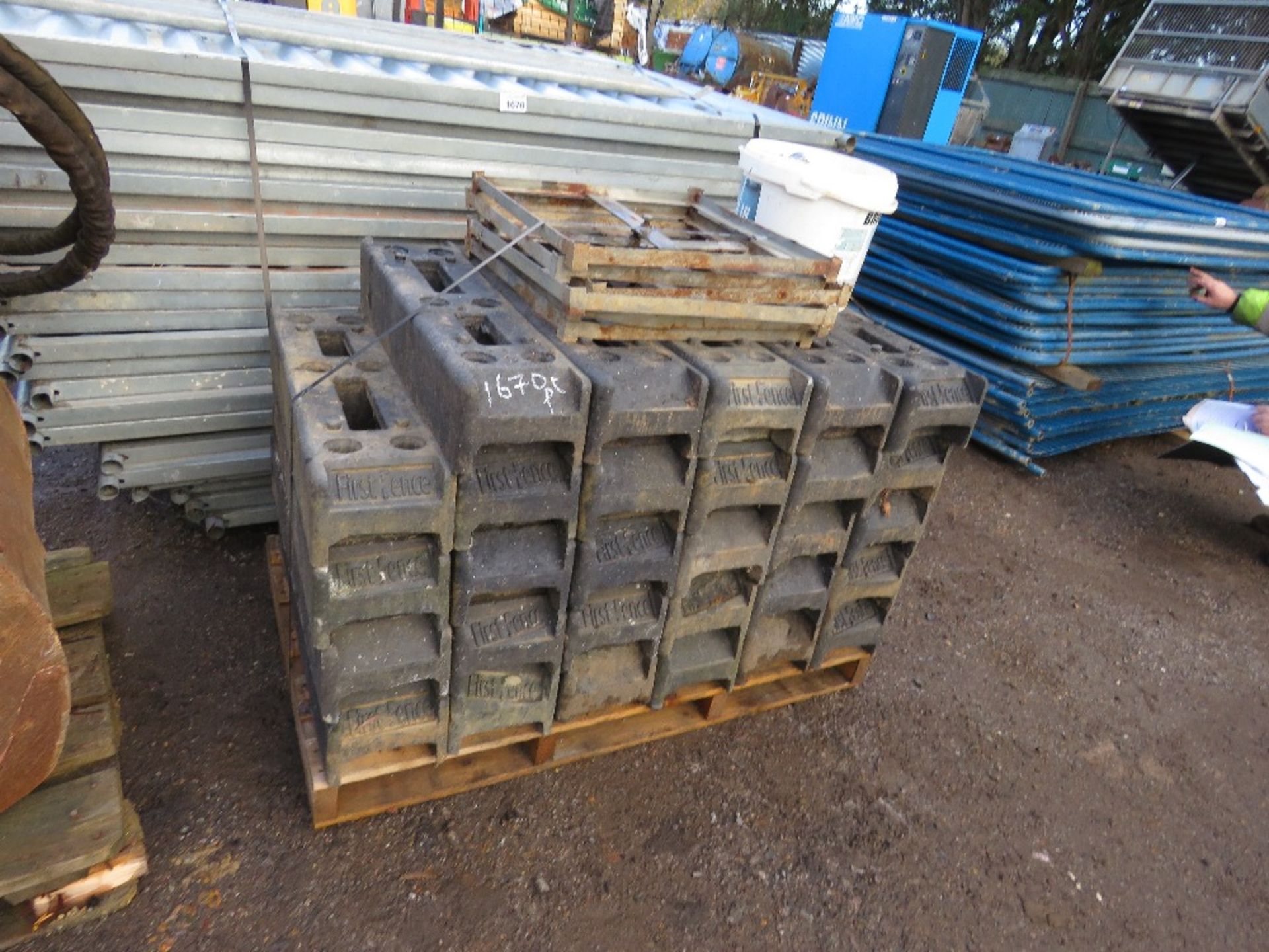 STACK OF 27NO SOLID SITE FENCE PANELS WITH A PALLET OF FEET, BUCKET OF CLIPS AND A FEW BRACE BARS. 6 - Image 6 of 8
