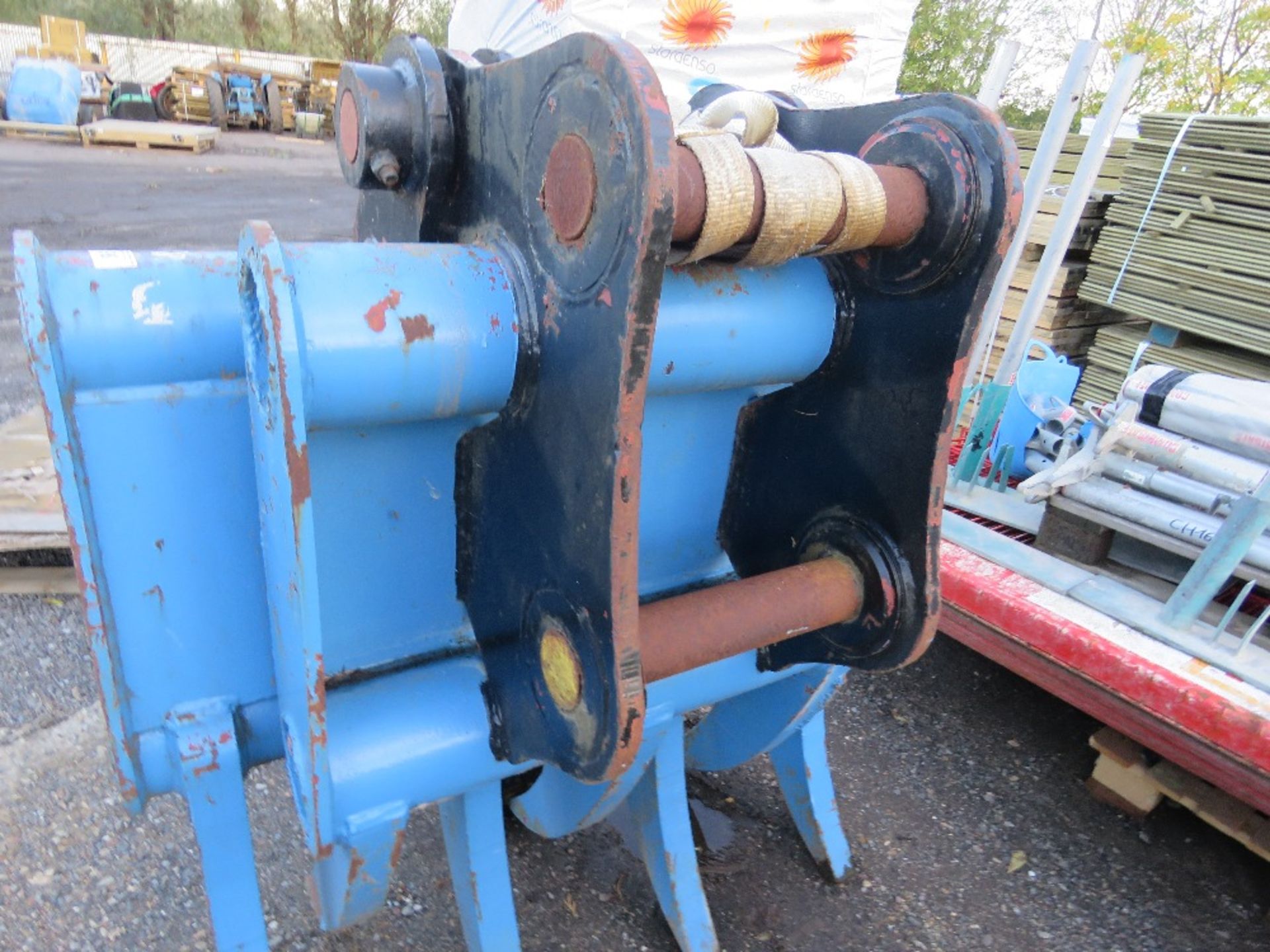 LARGE GRAPPLE ON 80MM PINS, APPEARS UNUSED/LITTLE USED. LOT LOCATION: THE STONDON HALL SALEGROUND, - Image 4 of 4