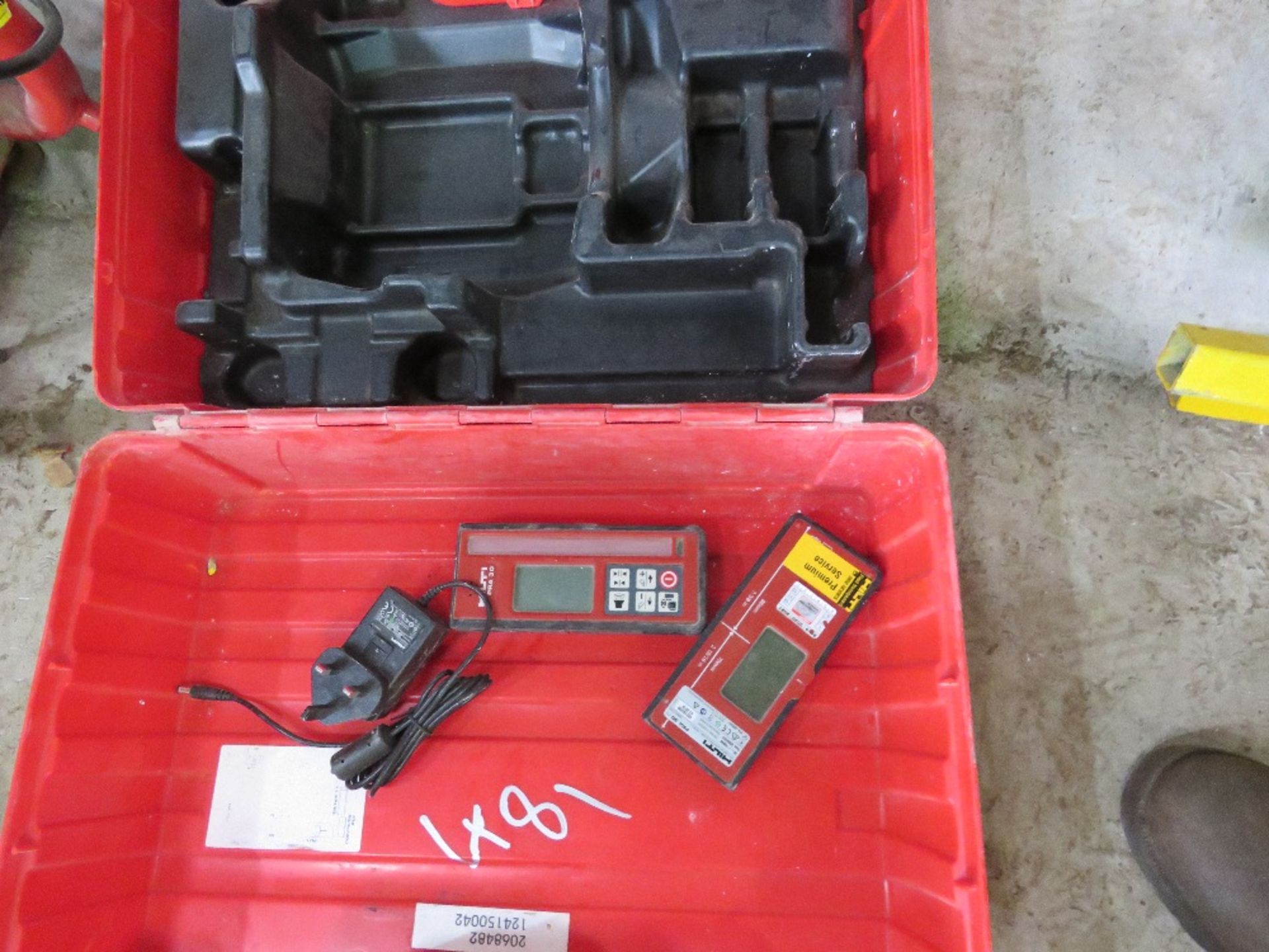 HILTI PR30 LASER LEVEL SET WITH TRIPOD AND TARGET HEADS AS SHOWN. SOURCED FROM COMPANY LIQUIDATIO - Image 2 of 6