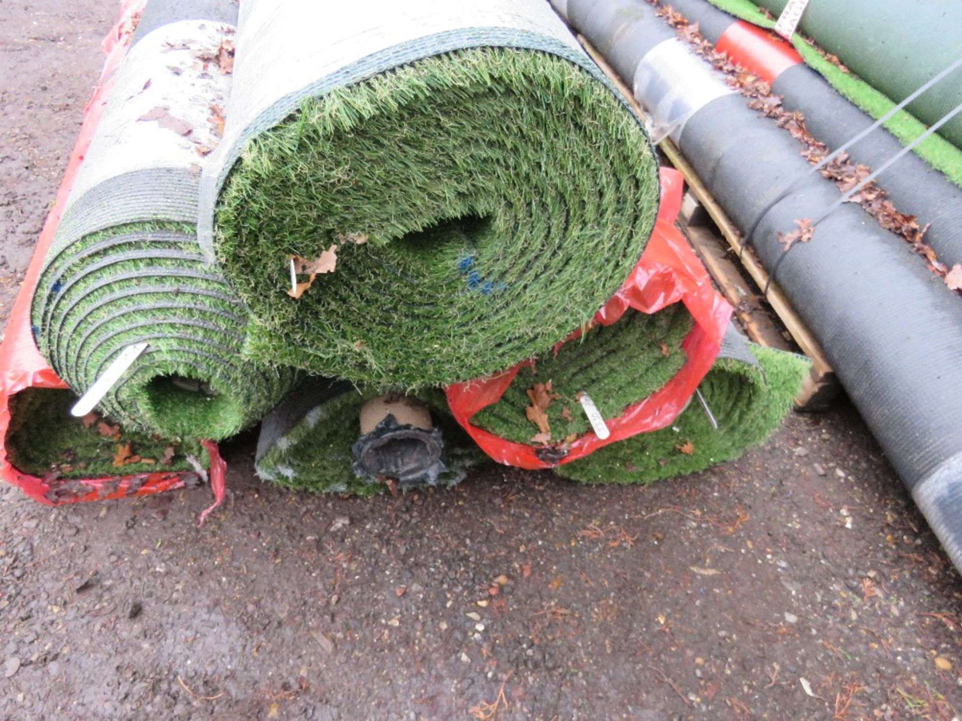 PALLET OF ASTRO TURF FAKE GRASS, 4M LENGTH ROLLS APPROX. THIS LOT IS SOLD UNDER THE AUCTIONEERS M - Image 3 of 5