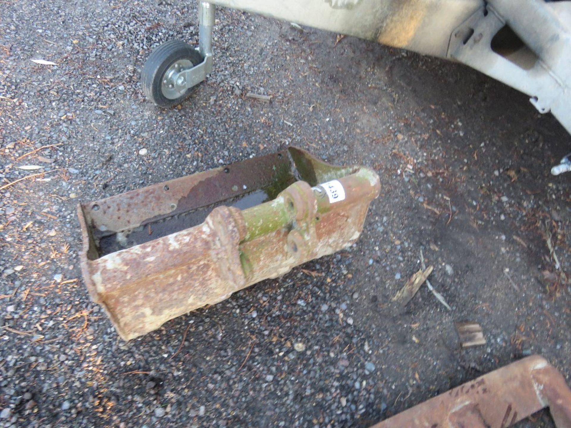 MINI EXCAVATOR BUCKET, 2FT WIDE ON 25MM PINS. SOURCED FROM DEPOT CLOSURE. - Image 2 of 2
