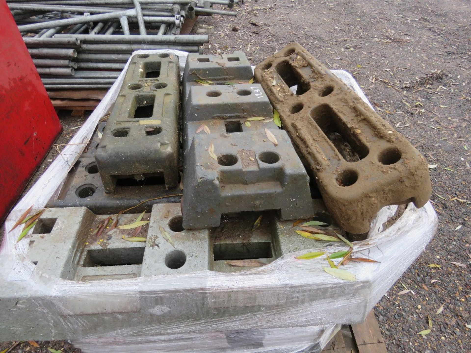 1 X PALLET OF HERAS TYPE TEMPORARY FENCE BASES / FEET. THIS LOT IS SOLD UNDER THE AUCTIONEERS MAR - Image 3 of 3