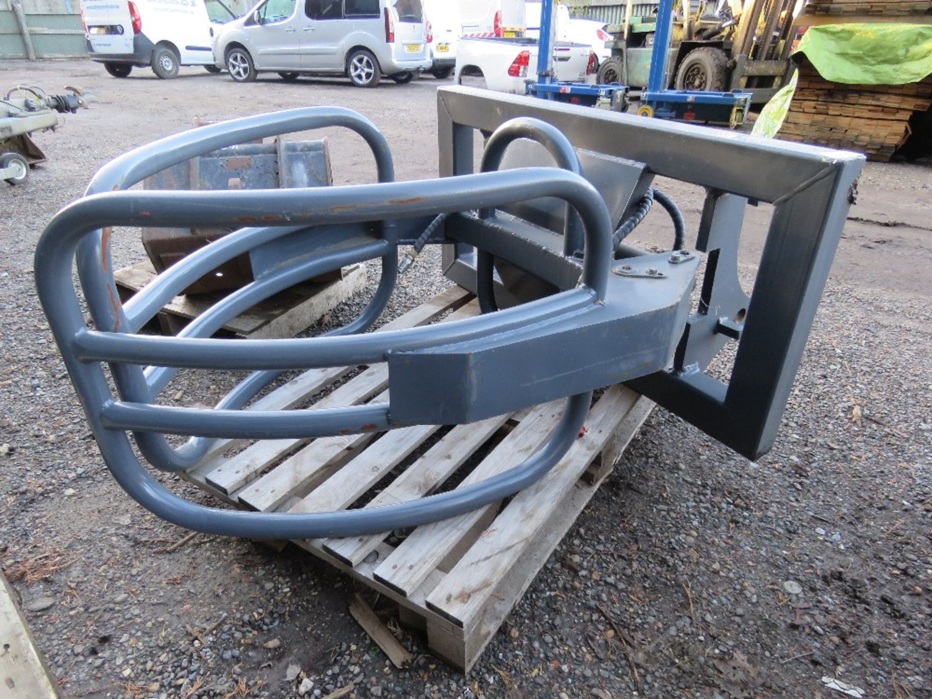 WRAPPED BALE SQUEEZE ATTACHMENT FOR TRACTOR FOREND LOADER OF FORKLIFT/TELHANDLER, UNUSED.