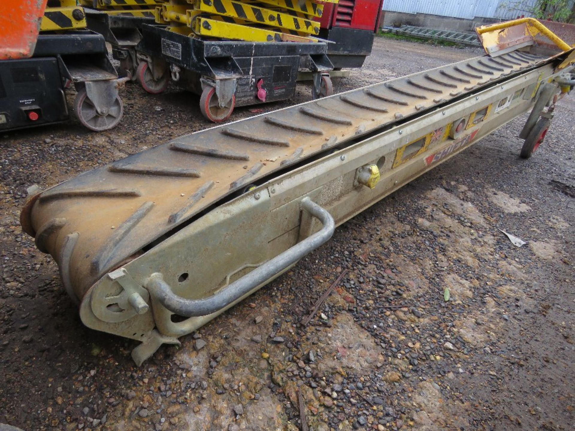 SHIFTA 110 VOLT MUCK CONVEYOR WITH HOPPER, 3.2M LENGTH APPROX. THIS LOT IS SOLD UNDER THE AUCTION - Image 2 of 4