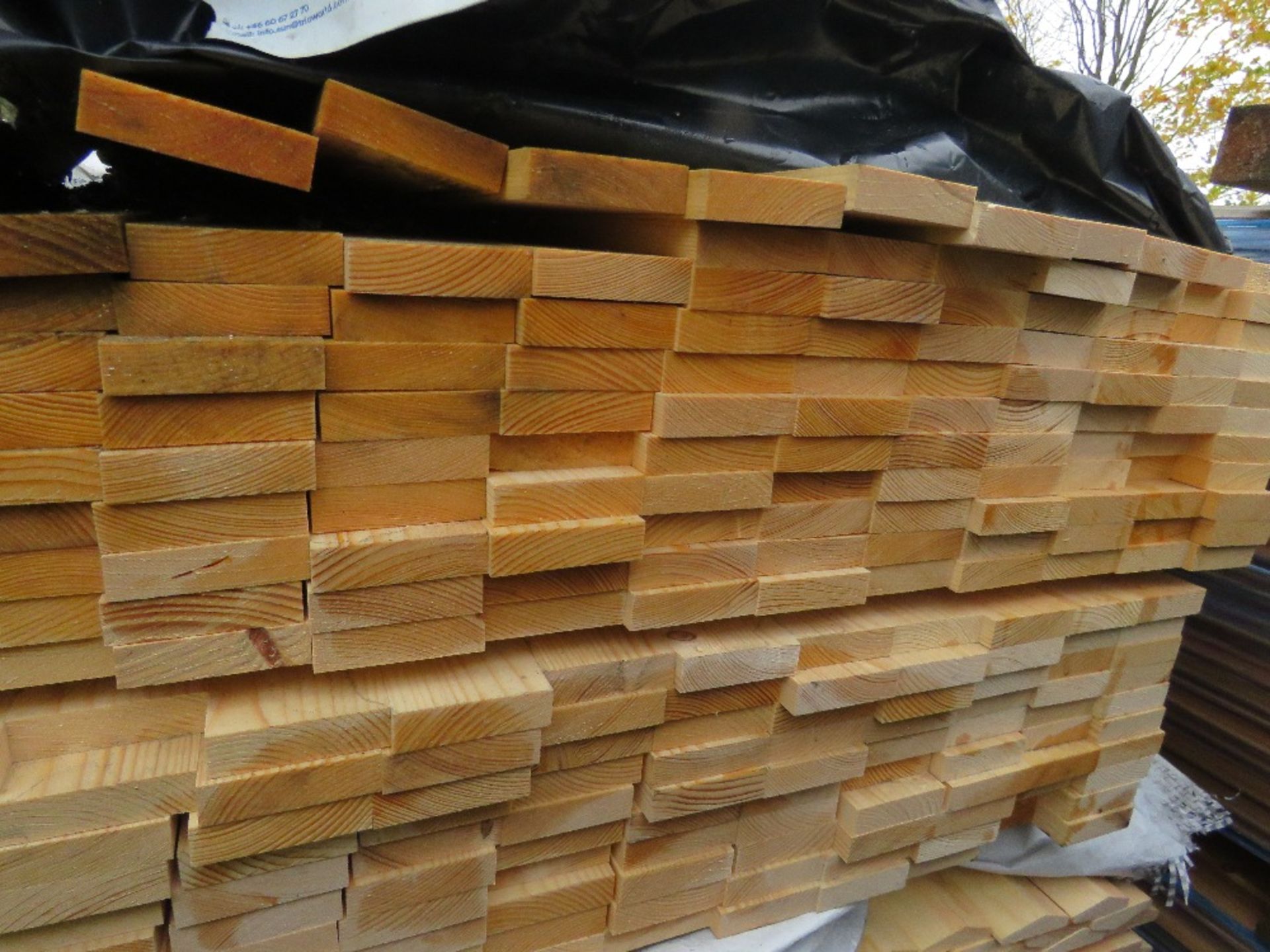 STACK CONTAINING 3 X PACKS OF ASSORTED UNTREATED VENETIAN SLATS, BOARDS AND RIDGE CAPS. 1.73-1.8M LE - Image 4 of 5