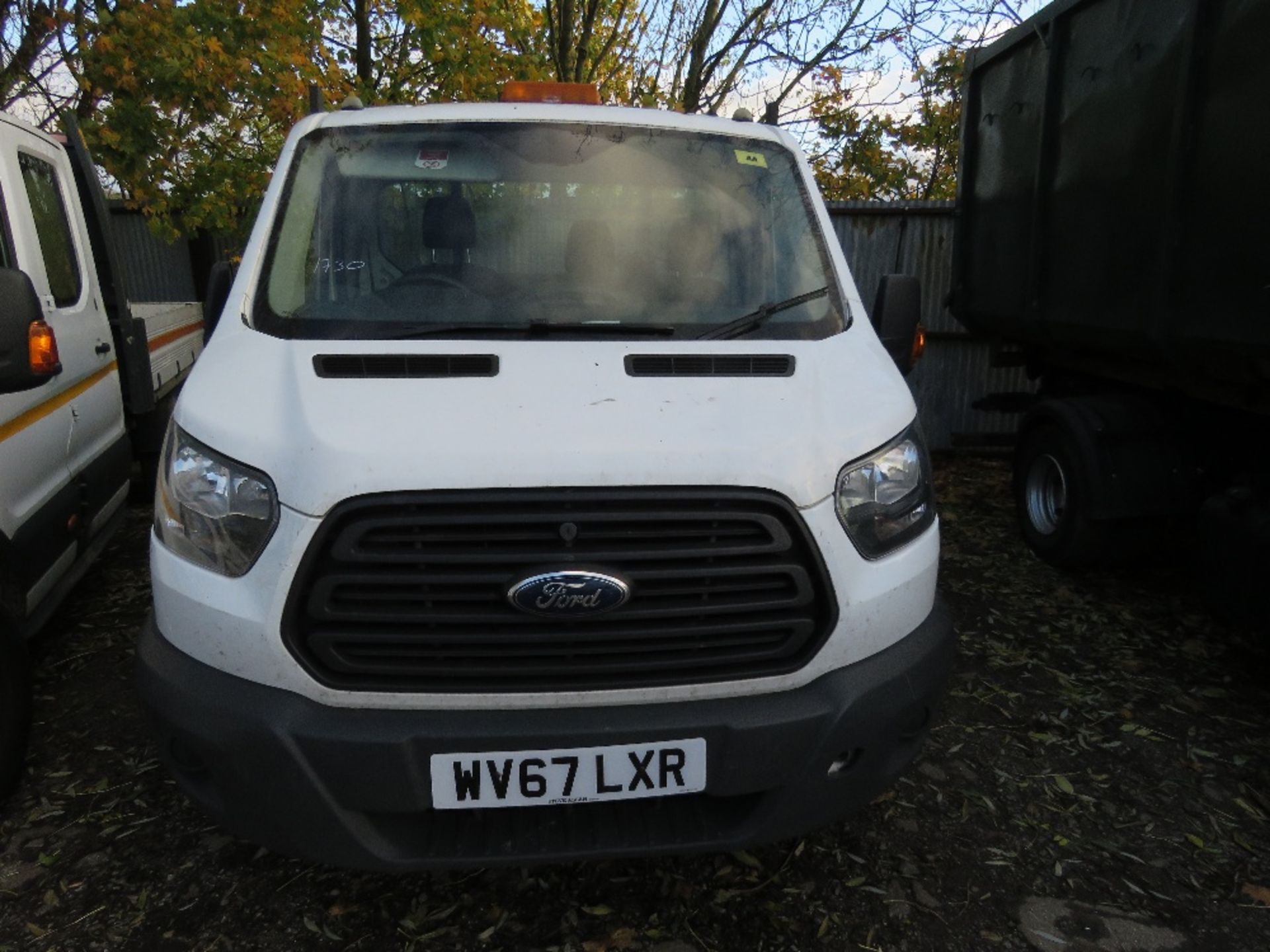 FORD TRANSIT SINGLE CAB 350 DROP SIDE TIPPER TRUCK REG:WV67 LXR. WITH V5 FIRST REGISTERED 27/9/17 (E - Image 6 of 6