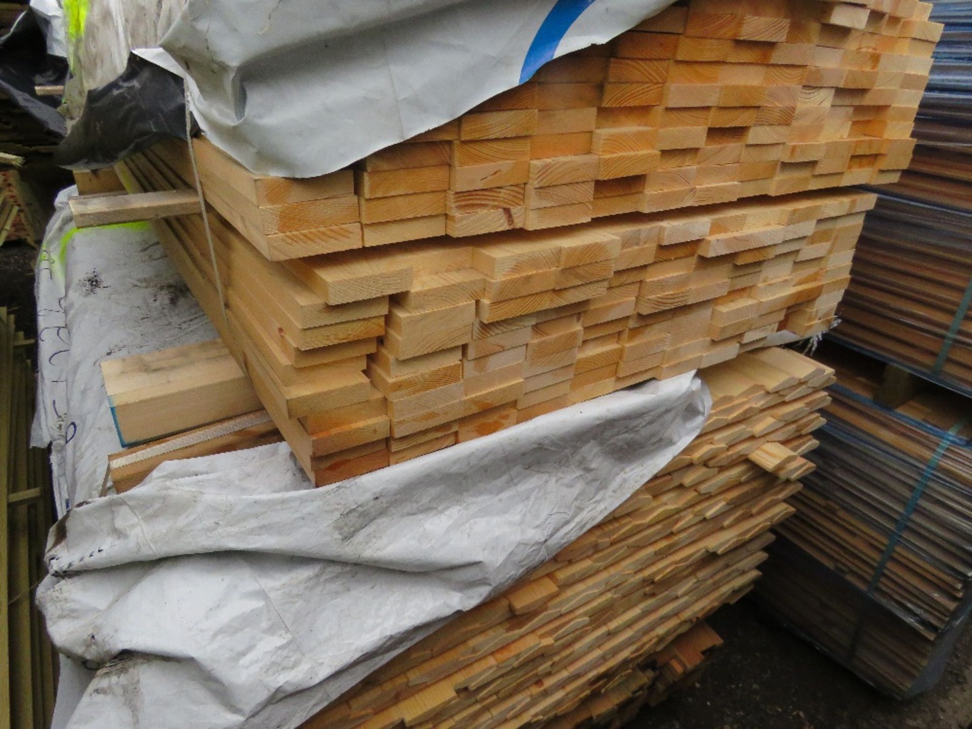 STACK CONTAINING 3 X PACKS OF ASSORTED UNTREATED VENETIAN SLATS, BOARDS AND RIDGE CAPS. 1.73-1.8M LE
