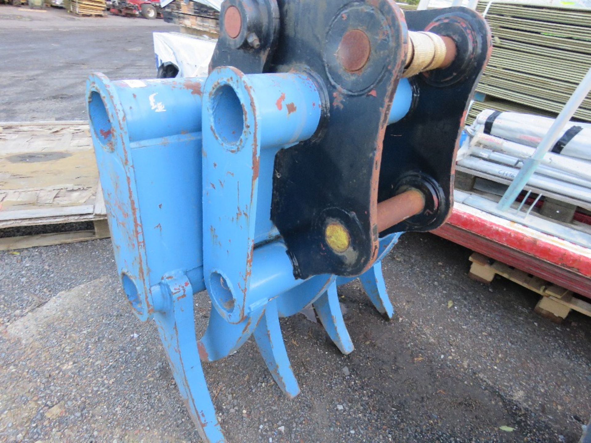 LARGE GRAPPLE ON 80MM PINS, APPEARS UNUSED/LITTLE USED. LOT LOCATION: THE STONDON HALL SALEGROUND,