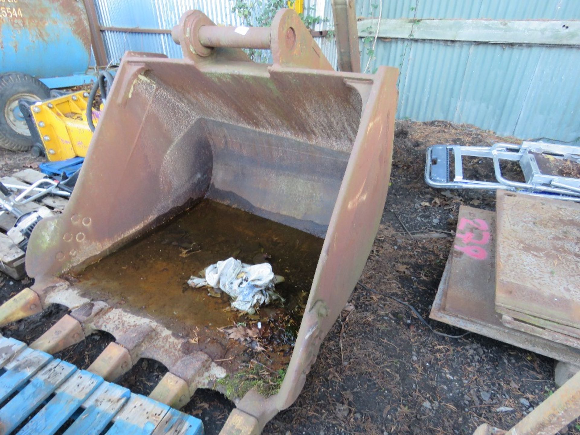 EXCAVATOR BUCKET, 4FT WIDTH ON 90MM PINS APPROX.