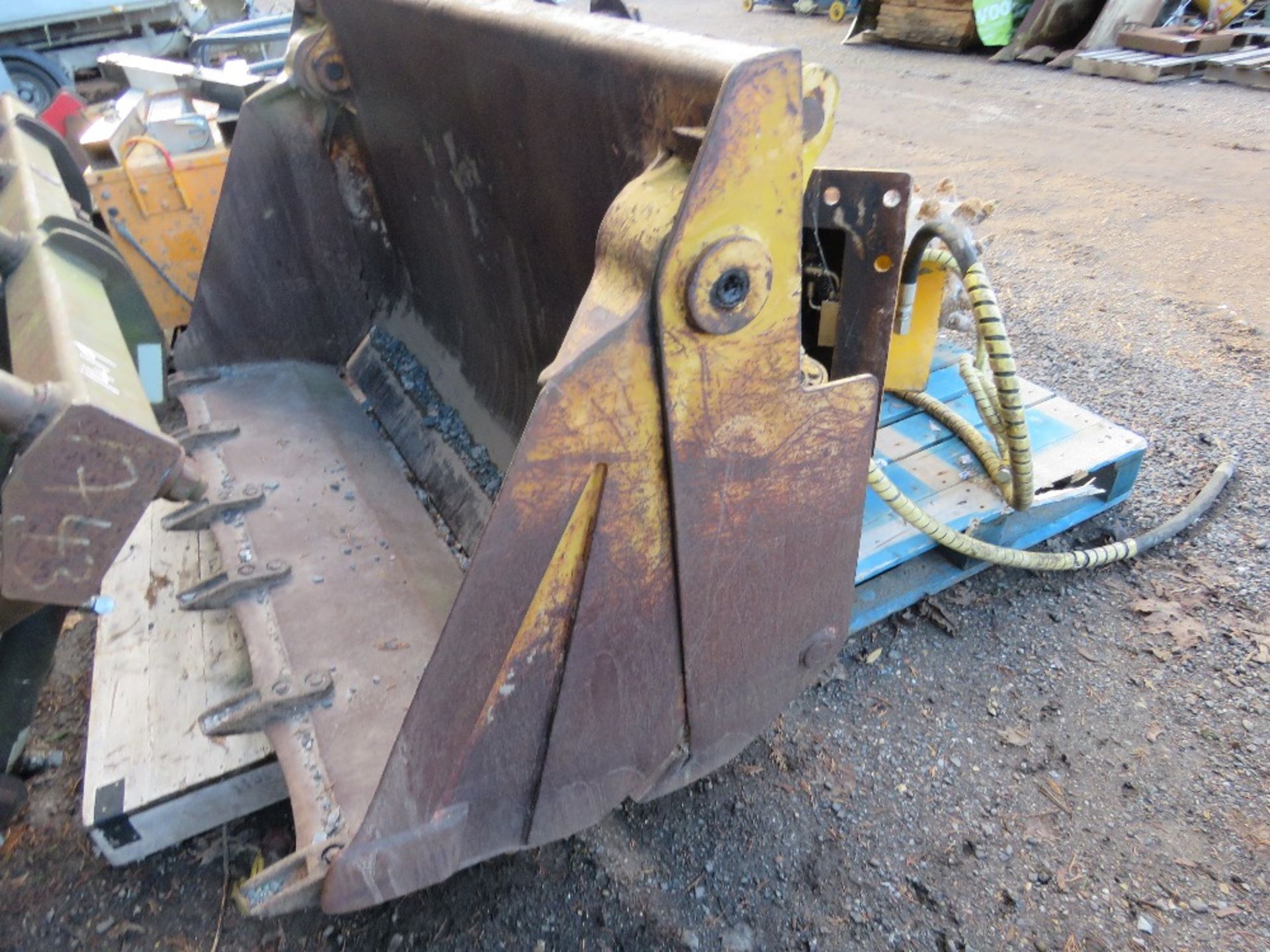 4 IN 1 LOADER BUCKET, EX DROTT, 6FT WIDTH APPROX. CAN BE ADAPTED FOR A TELEHANDLER.