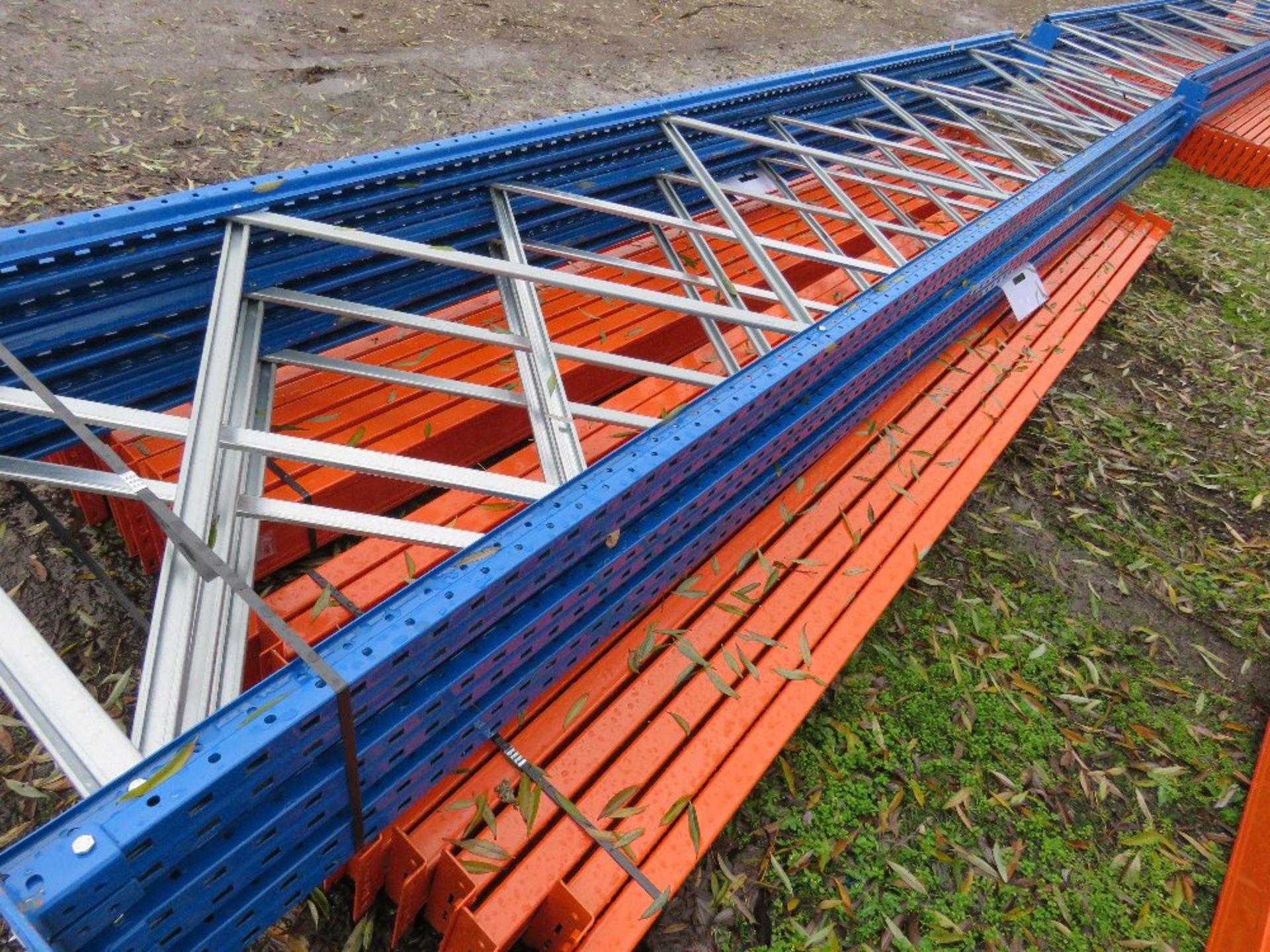 HEAVY DUTY PALLET RACKING: 5 X UPRIGHTS @ 5M HEIGHT WITH A WIDTH OF 0.9M, PLUS 24NO BEAMS @ 3.9M LEN - Image 2 of 4