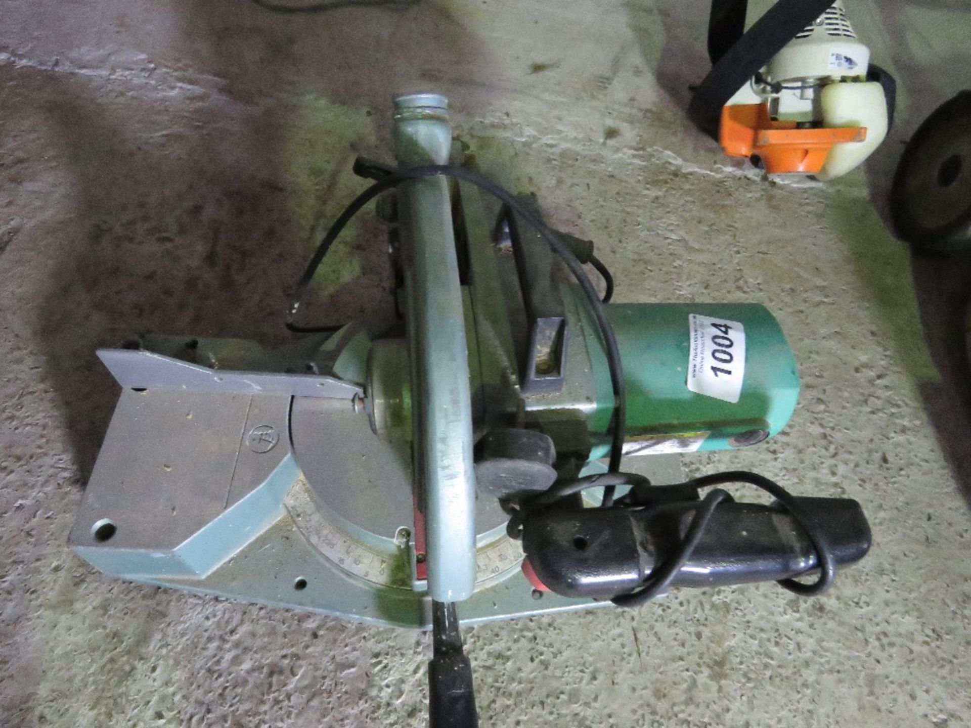 HITACHI 240VOLT MITRE SAW.. SOURCED FROM COMPANY LIQUIDATION. THIS LOT IS SOLD UNDER THE AUCTI - Image 2 of 3