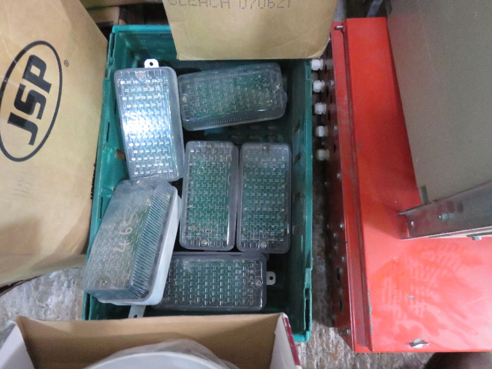 BOX OF PLUGS AND ELECTRIC LIGHTS. SOURCED FROM COMPANY LIQUIDATION. - Image 2 of 2