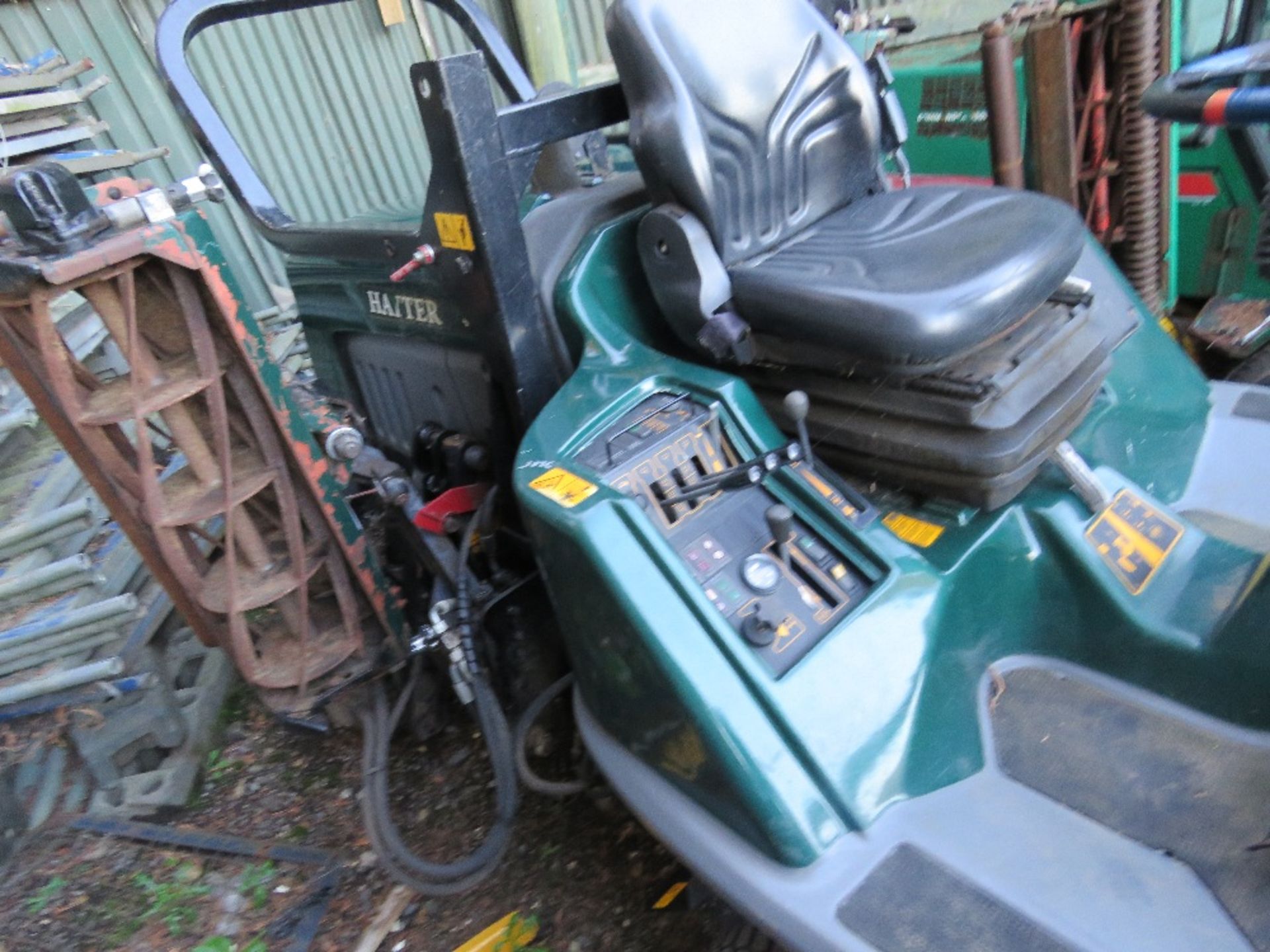 HAYTER T424 RIDE ON 5 GANG MOWER WITH KUBOTA ENGINE, 4WD, YEAR 2007.. WHEN TESTED WAS SEEN TO RUN , - Image 4 of 4