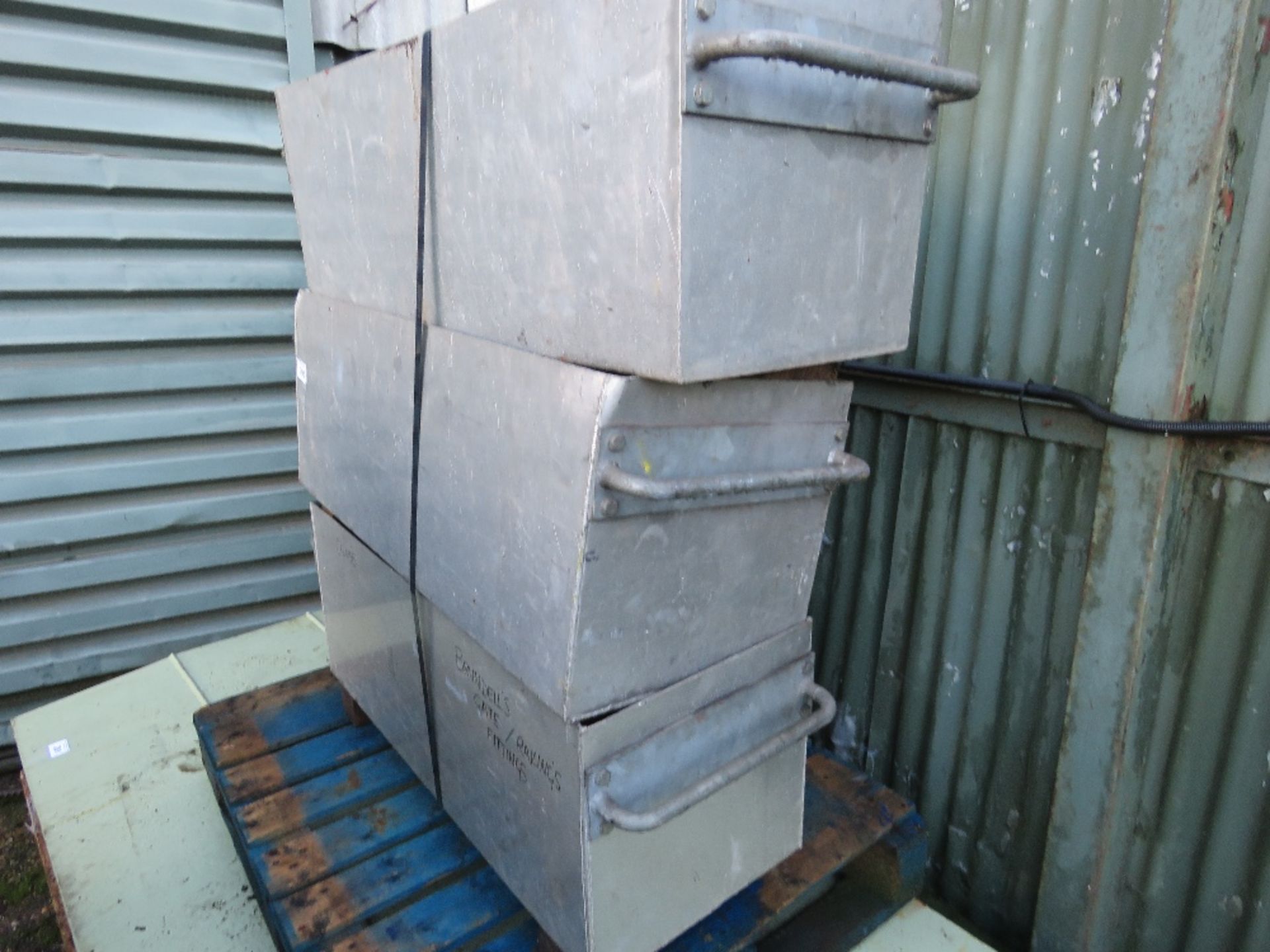 3 X ALUMINIUM PARTS BINS. THIS LOT IS SOLD UNDER THE AUCTIONEERS MARGIN SCHEME, THEREFORE NO VAT - Image 4 of 4