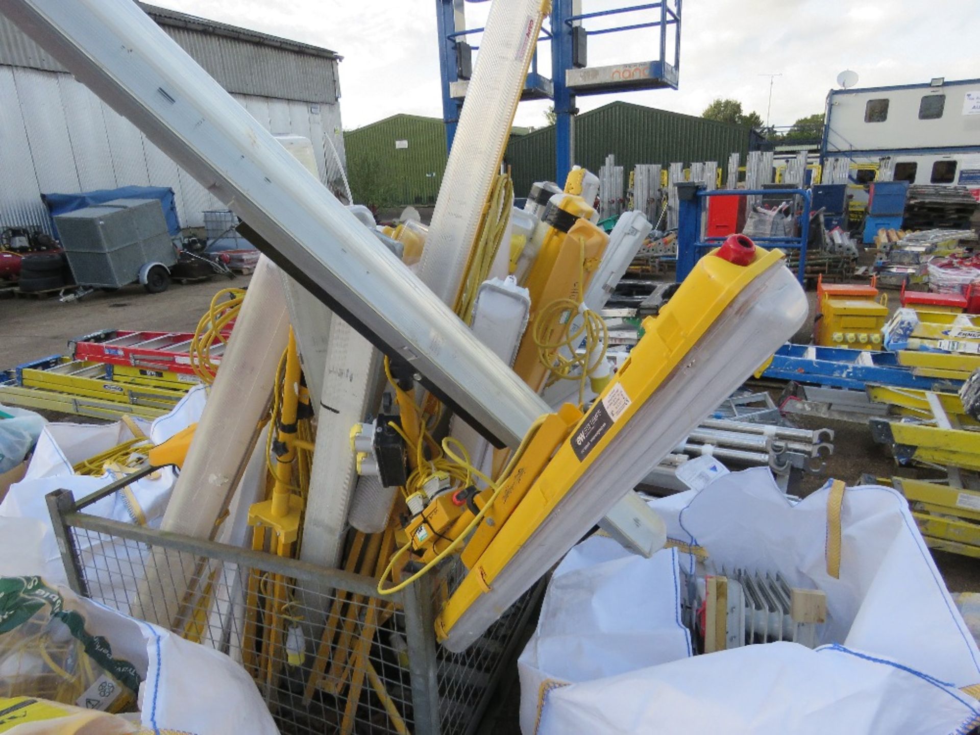 STILLAGE OF WORK LIGHTS PLUS A BULK BAG OF EXTENSION LEADS, 110VOLT. SOURCED FROM COMPANY LIQUID - Image 4 of 8